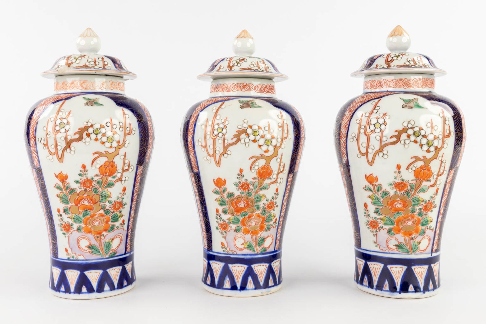 A 5-piece 'Kaststel', Japanese Imari porcelain. (H:22 x D:11 cm) - Image 5 of 21
