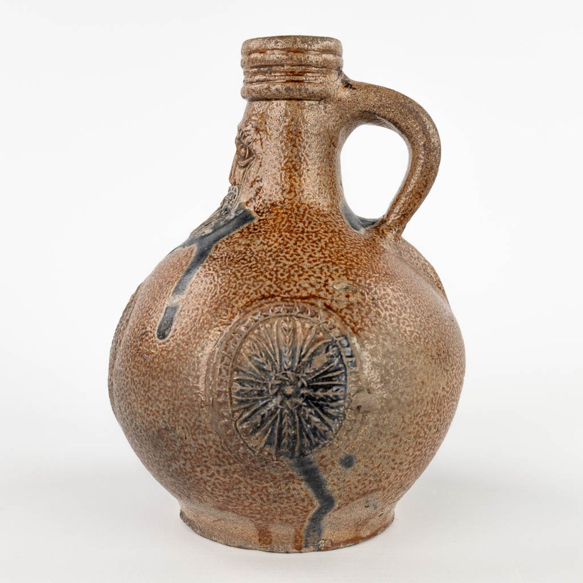 An antique Bartmann jug with 3 cartouches, 17th C. (H:20 x D:14,5 cm) - Image 5 of 14