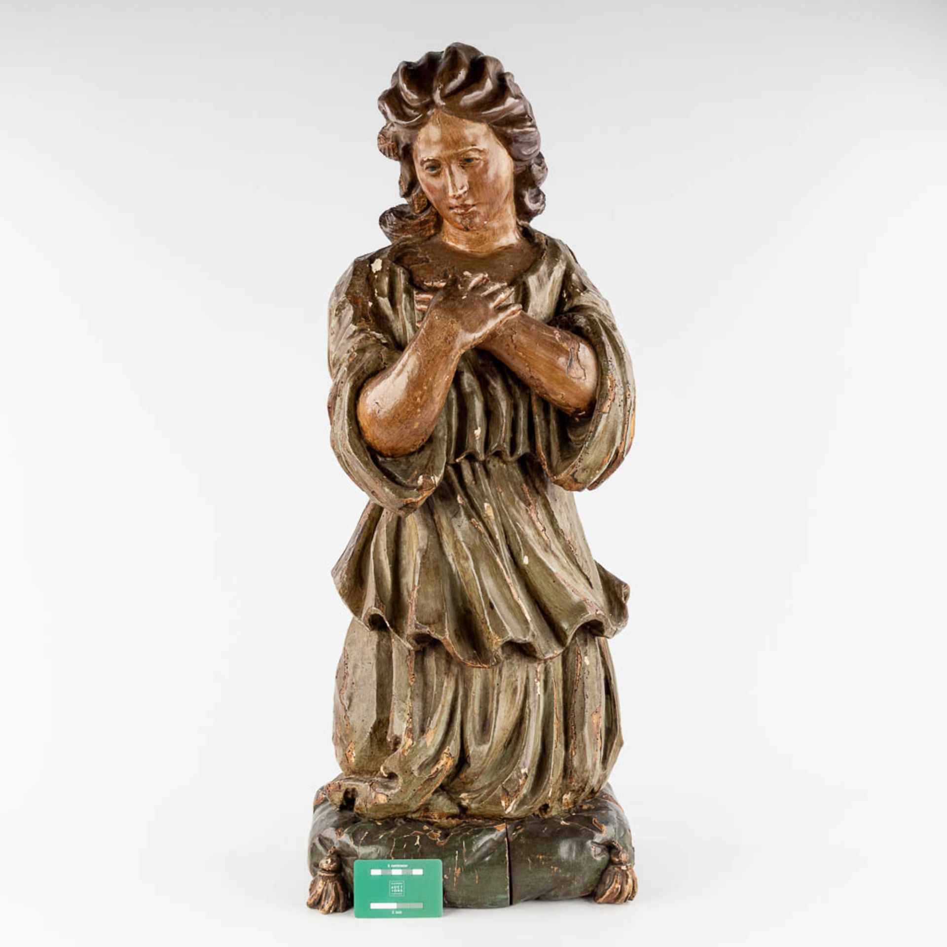 An antique wood-sculptured figurine of a praying lady. 18th C. (L:21 x W:33 x H:85 cm) - Image 2 of 16