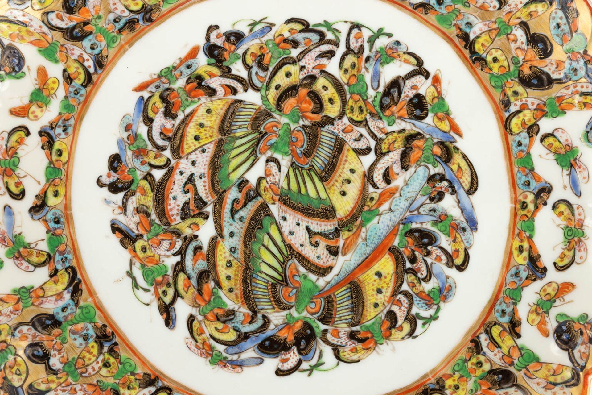 A Chinese plate '1000 butterflies', 19th C. (H:4 x D:28 cm) - Image 6 of 7