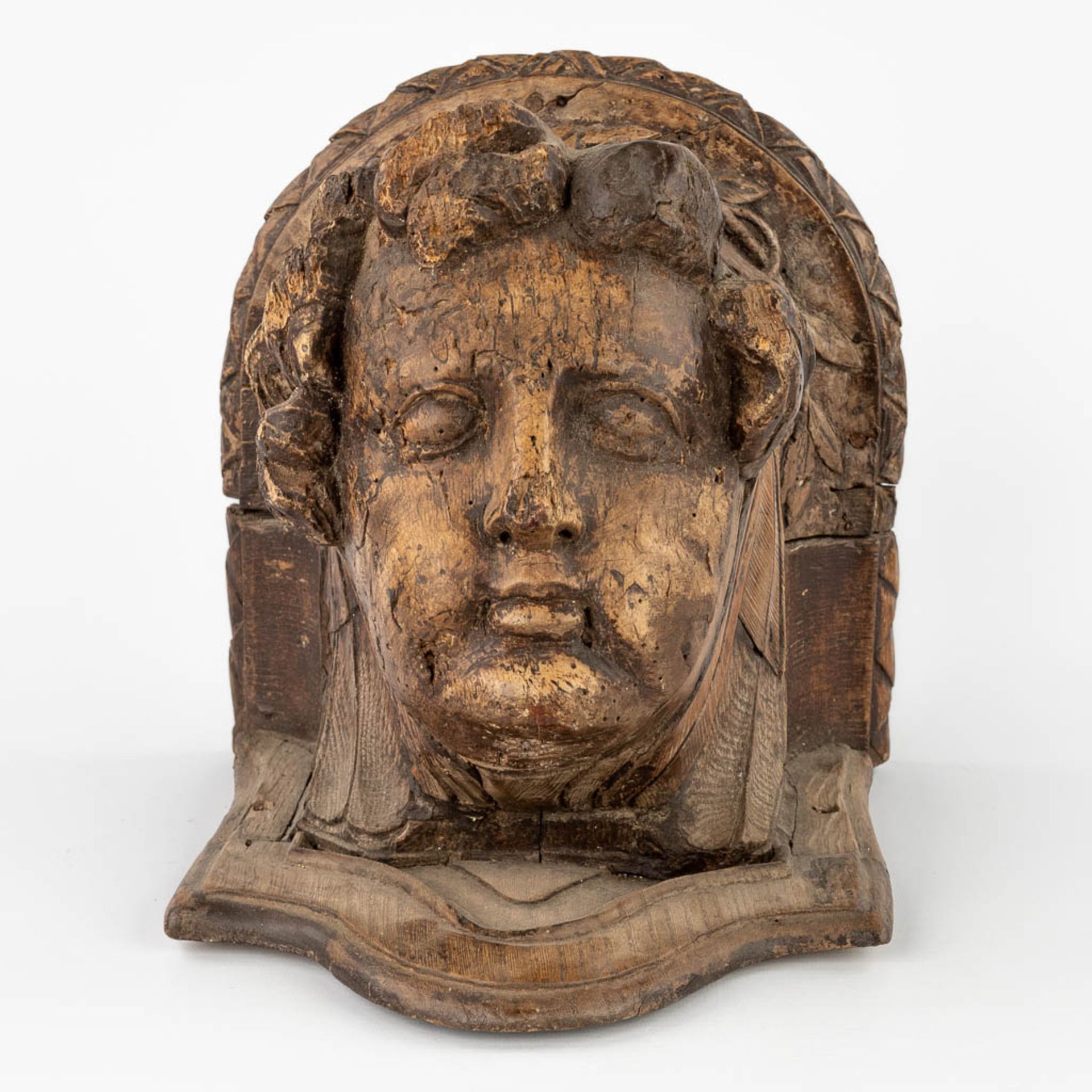 An antique, wood-sculptured corbel with an angel figurine. Oak, 17thC. (L:30 x W:28 x H:27 cm) - Image 3 of 11