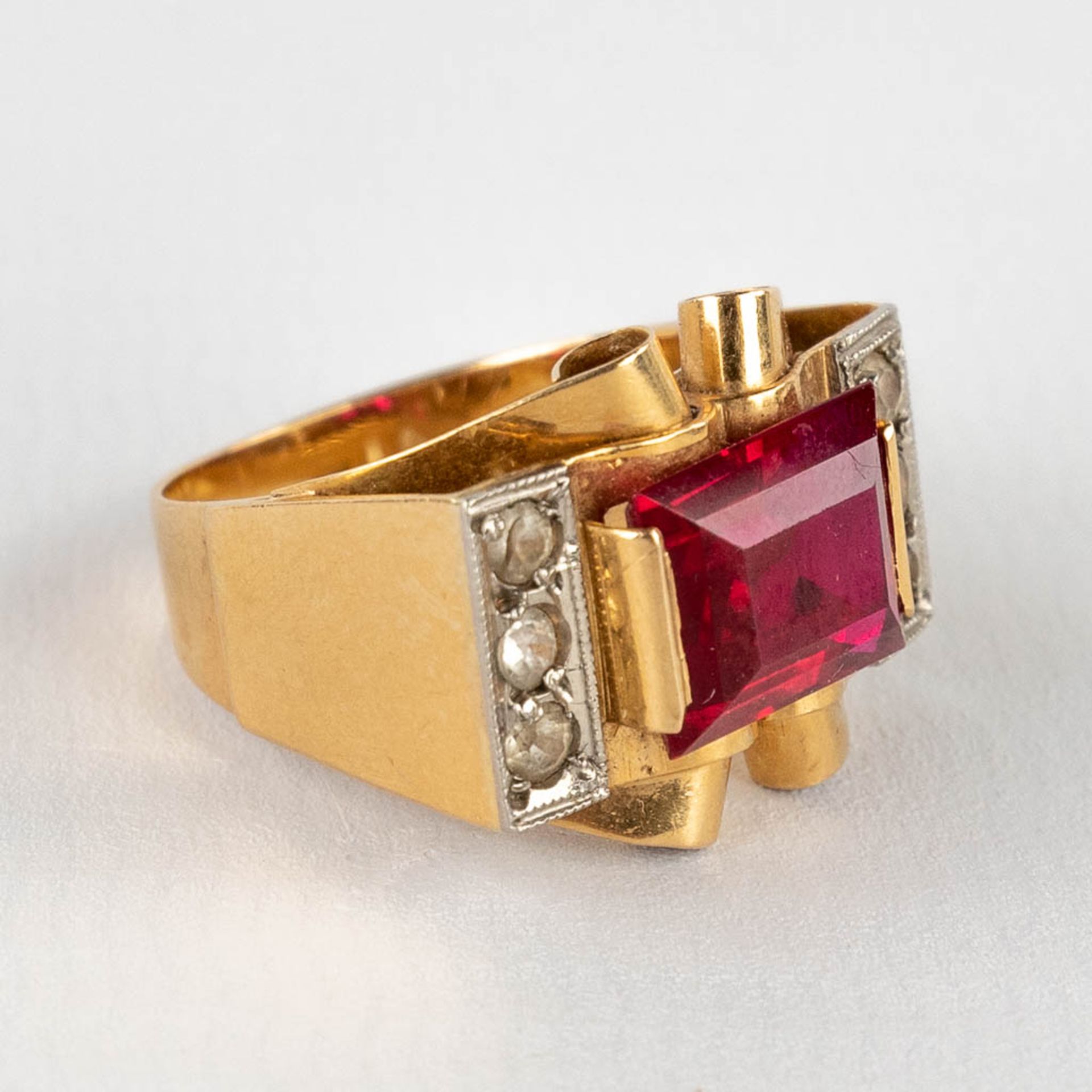A yellow gold ring with cut red stone/glass and 6 diamonds. Ring size 55. 6,58g. - Image 3 of 11
