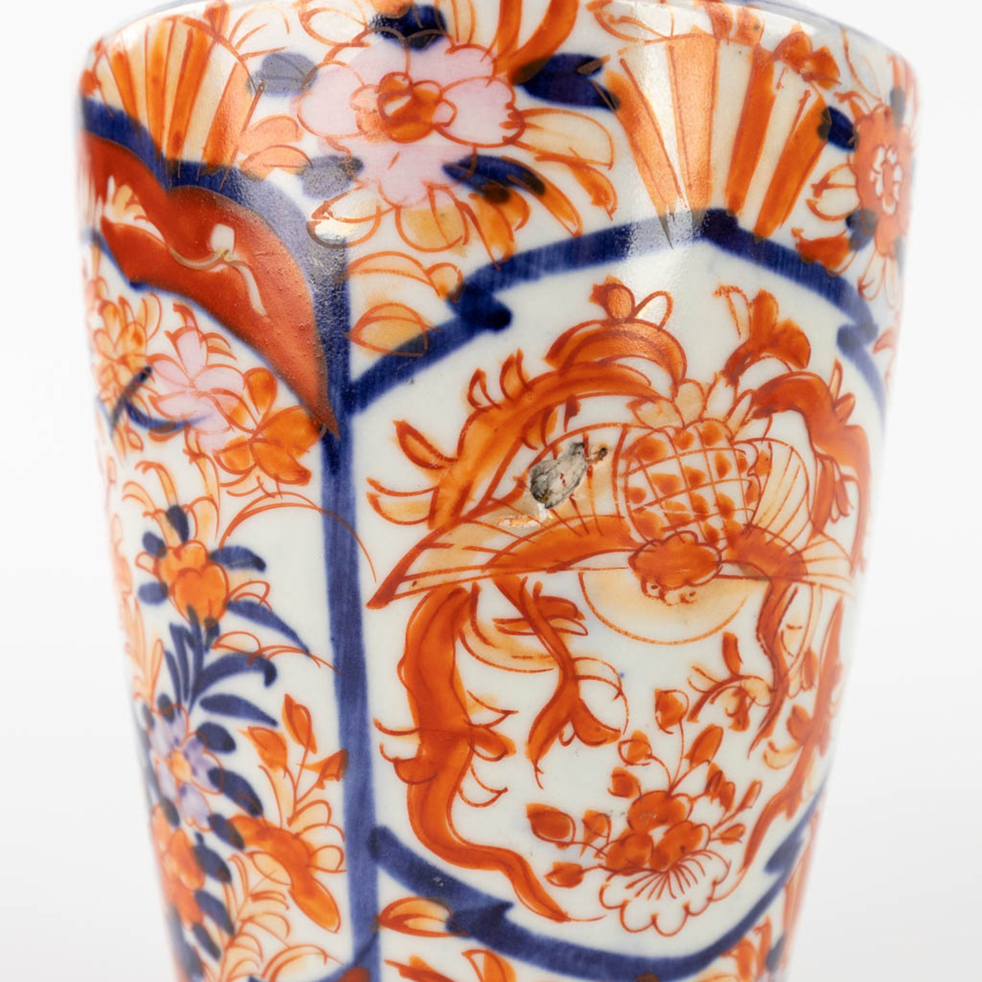 Three pieces of Japanese Imari porcelain, an umbrella stand and a pair of vases. 19th/20th C. (H:60 - Image 11 of 20