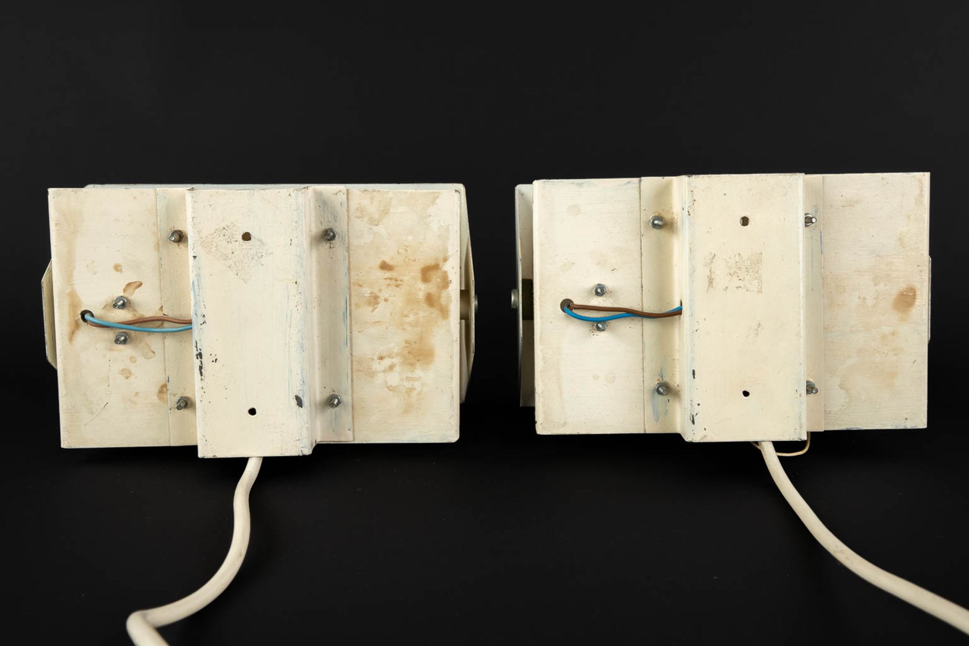 A pair of wall lights, patinated metal in the style of Charlotte Perriand. (L:10 x W:20,5 x H:12 cm) - Bild 6 aus 8