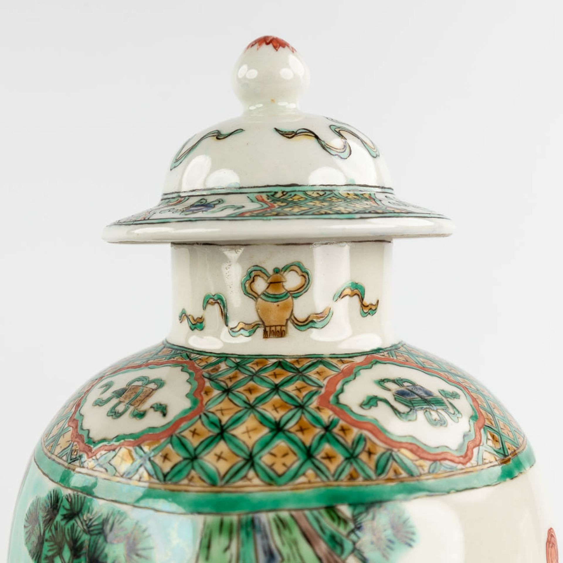 A pair of Chinese Famille Verte with farmers and symbols of happiness. 19th/20th C. (H:29 x D:13 cm) - Image 13 of 14