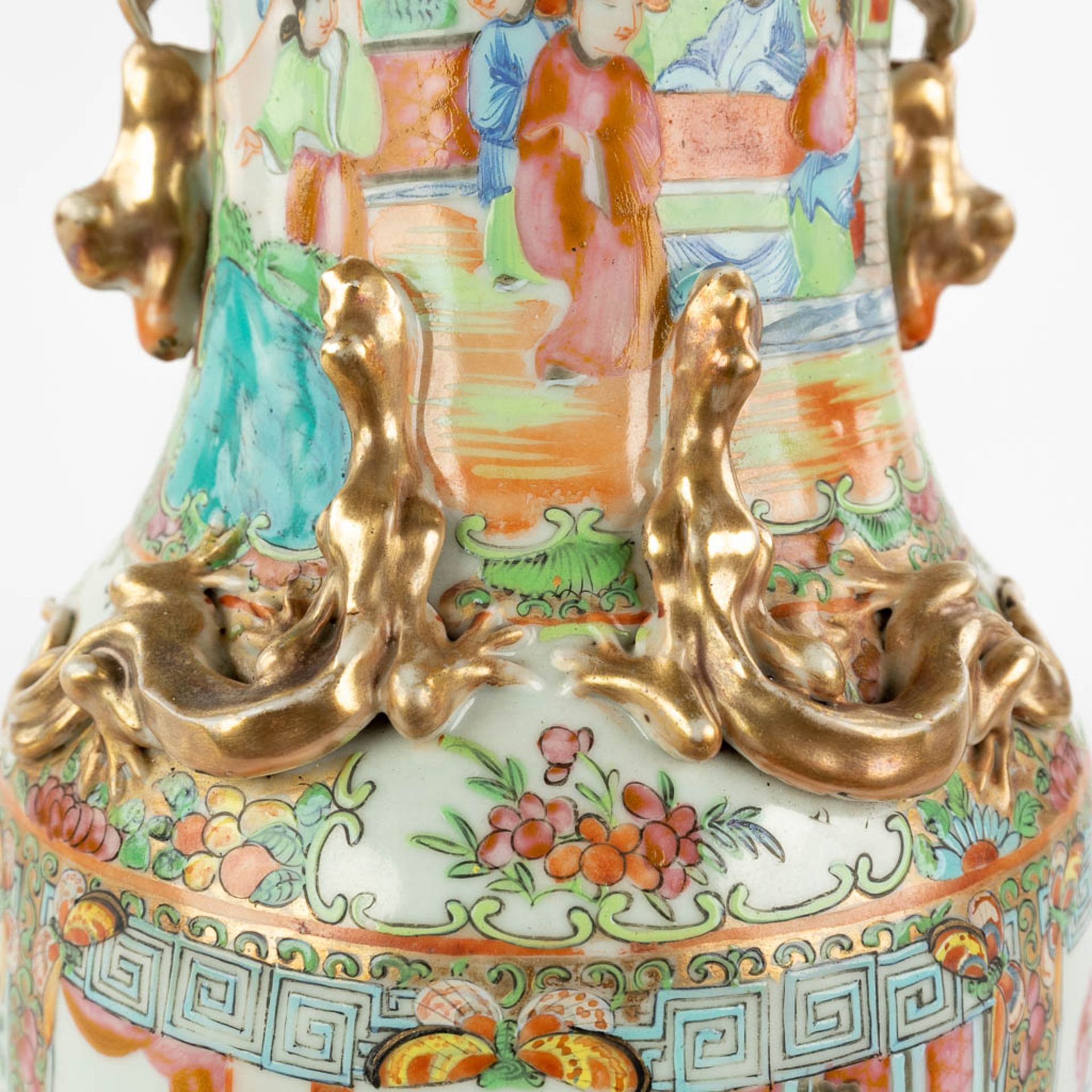 Two Chinese Canton vases. 19th/20th C. (H:44 cm) - Image 18 of 19