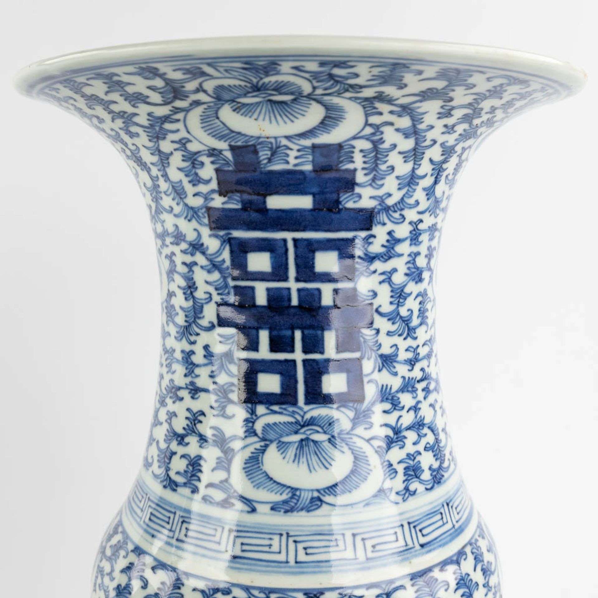 A pair of Chinese blue-white vases, Chenghua mark. 19th C. (H:41 x D:21,5 cm) - Image 13 of 14