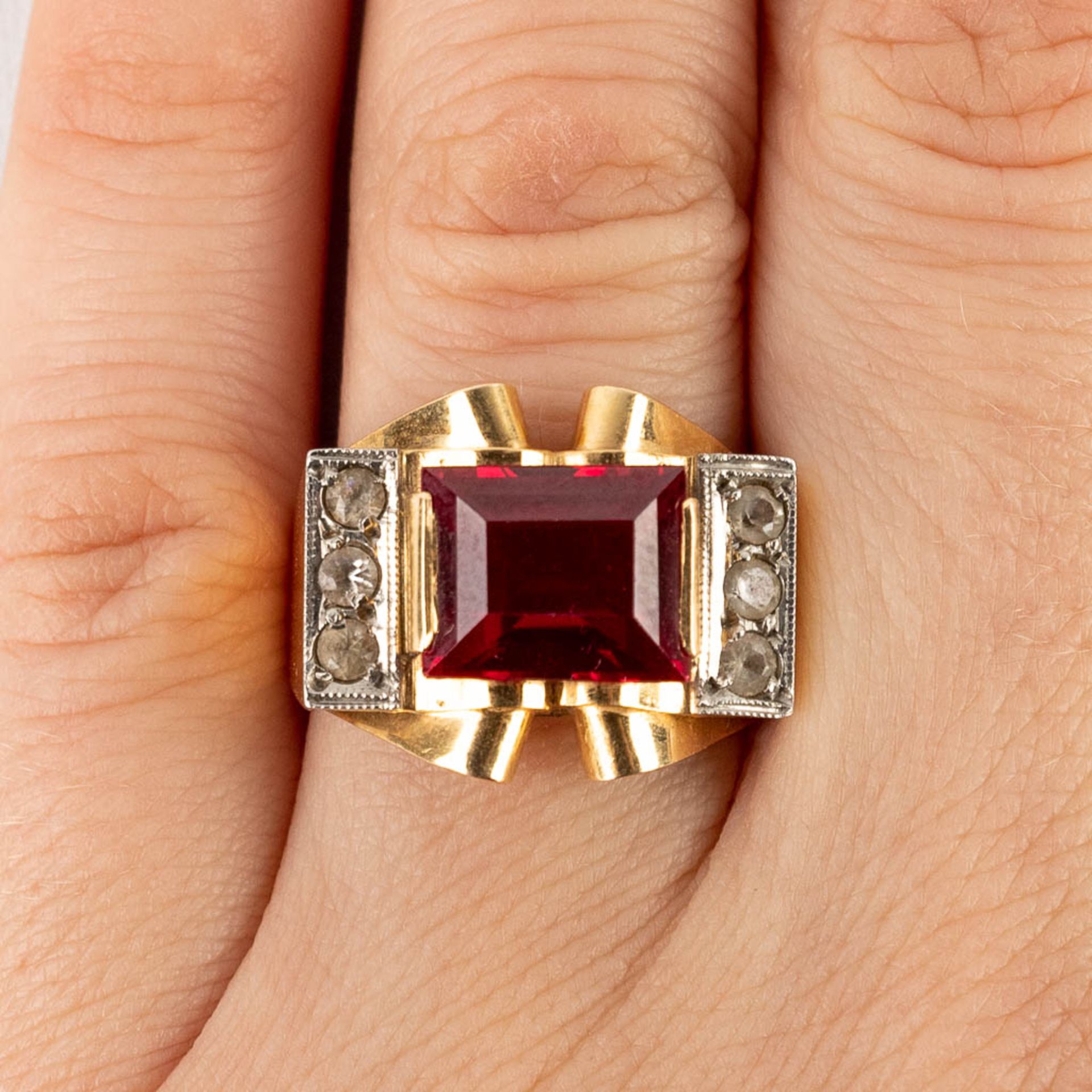 A yellow gold ring with cut red stone/glass and 6 diamonds. Ring size 55. 6,58g. - Image 10 of 11