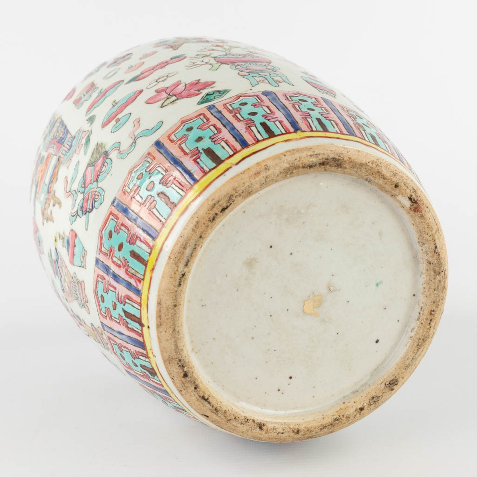 A Chinese Famille Rose ginger jar, decorated with 100 antiquities. 19th/20th C. (H:30 x D:21 cm) - Image 11 of 16