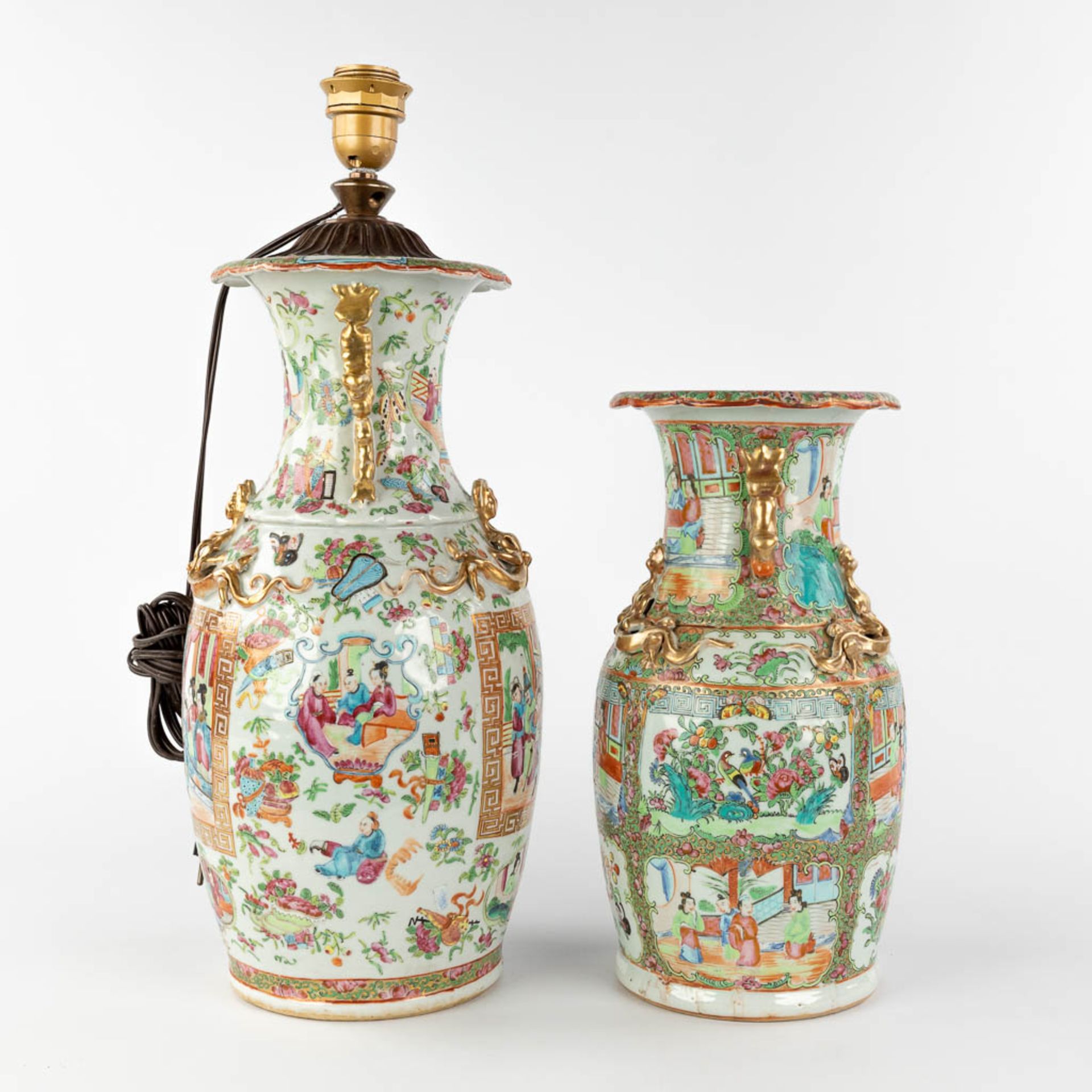 Two Chinese Canton vases. 19th/20th C. (H:44 cm) - Image 3 of 19