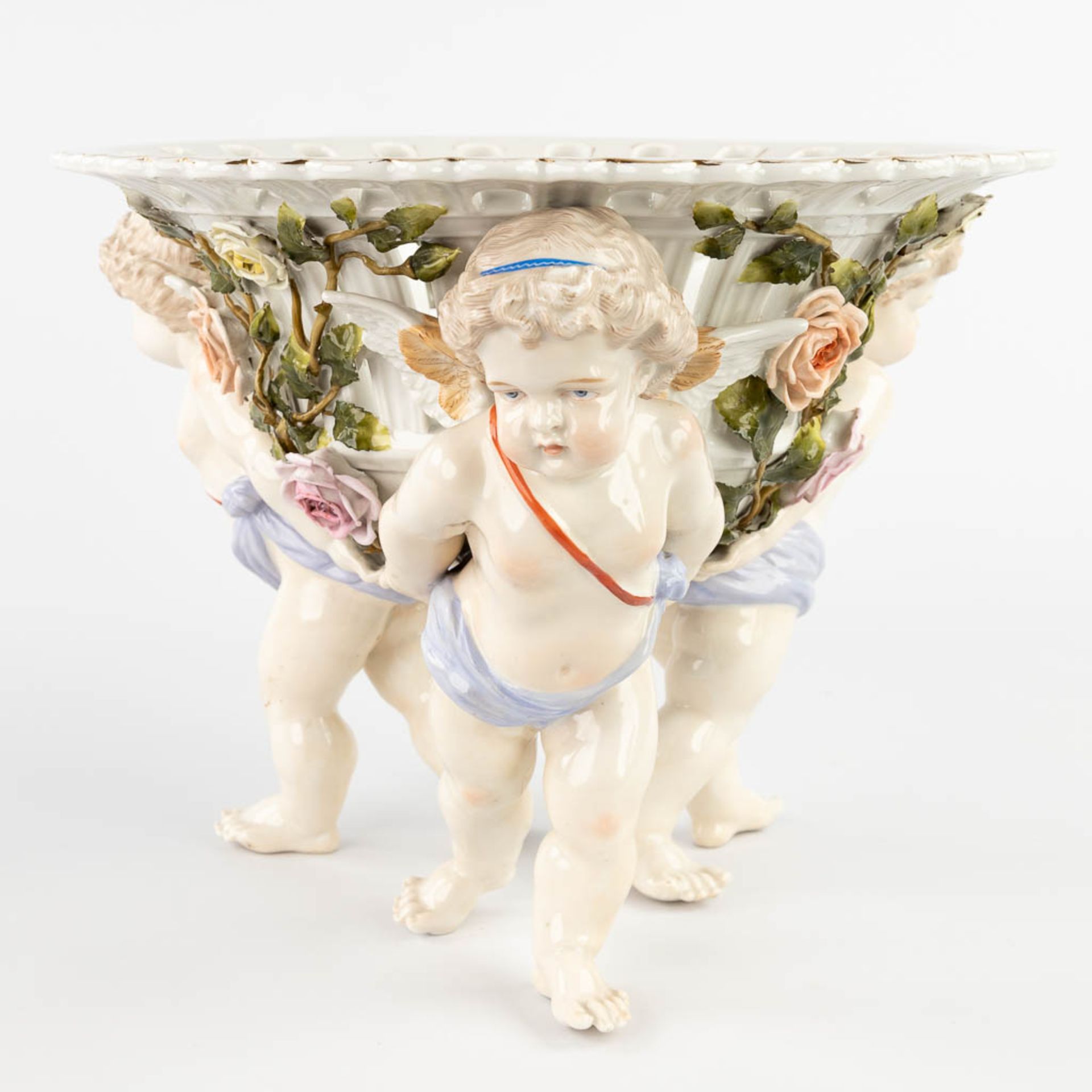 Sitzendorf is a porcelain table centrepiece in the shape of a basket held by putti. 19th C. (H:25 x - Image 6 of 12