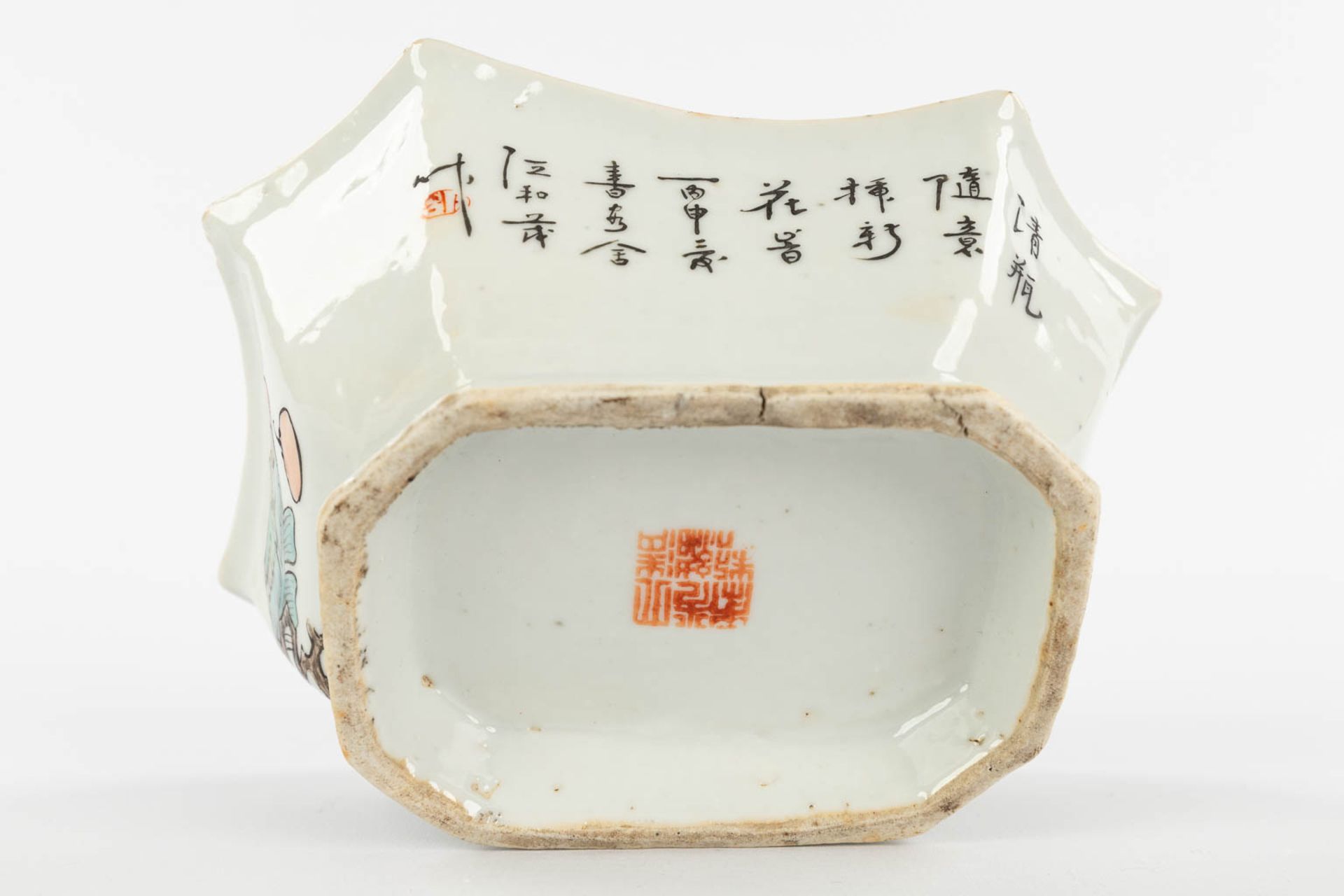 A Chinese bowl and small pot with a lid. Guangxu and Tongzi mark. 19th/20th C. (L:13,5 x W:16,5 x H: - Image 8 of 24