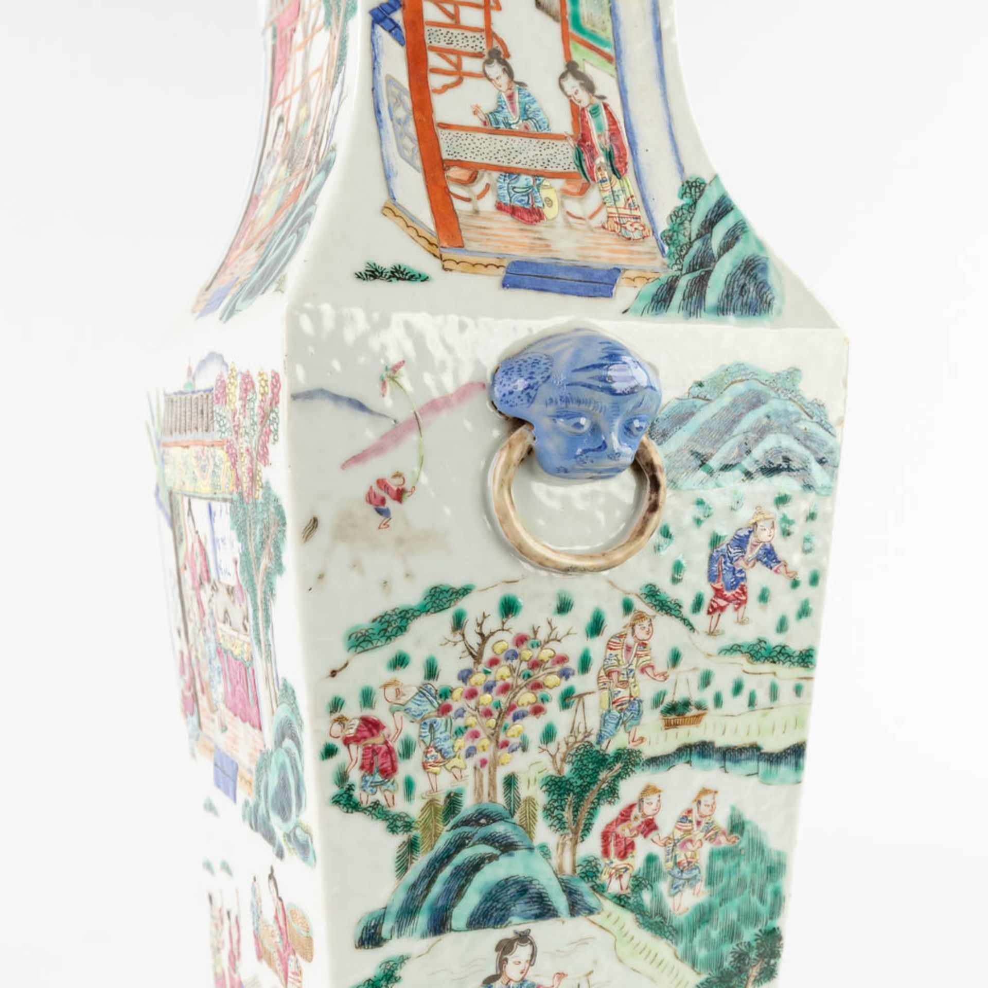 A square Chinese Famille Rose vase, decorated with scènes of 'The Harvest'. 19th C. (L:17 x W:15 x H - Image 10 of 10