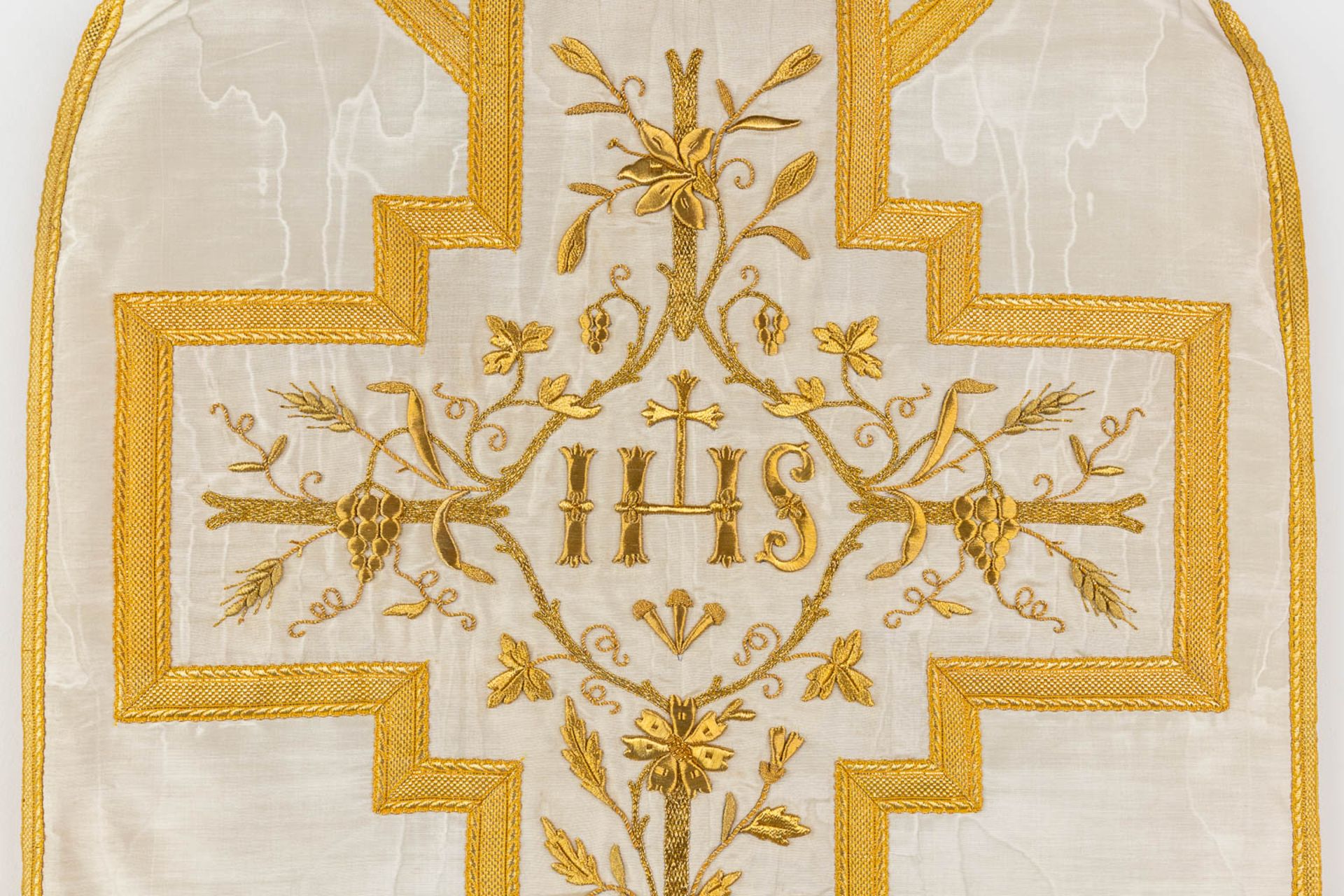 A set of Lithurgical Robes and accessories. Thick gold thread and embroideries. - Image 17 of 40