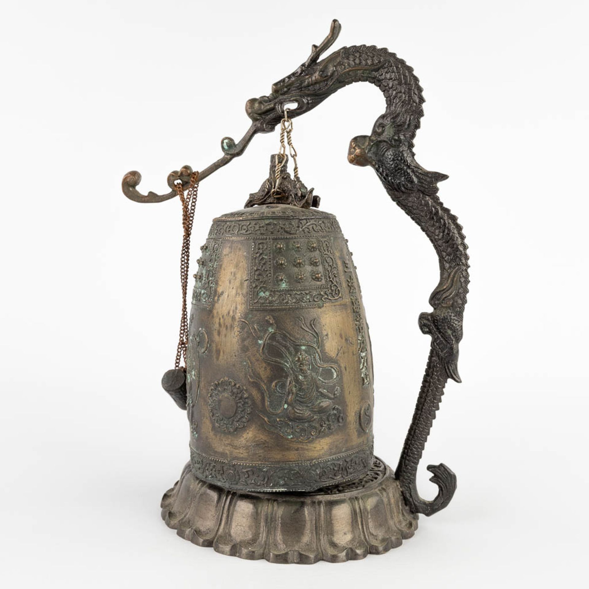 3 bells and a gong, Oriental. 19th/20th C. (L:13 x W:47 x H:55 cm) - Image 13 of 28