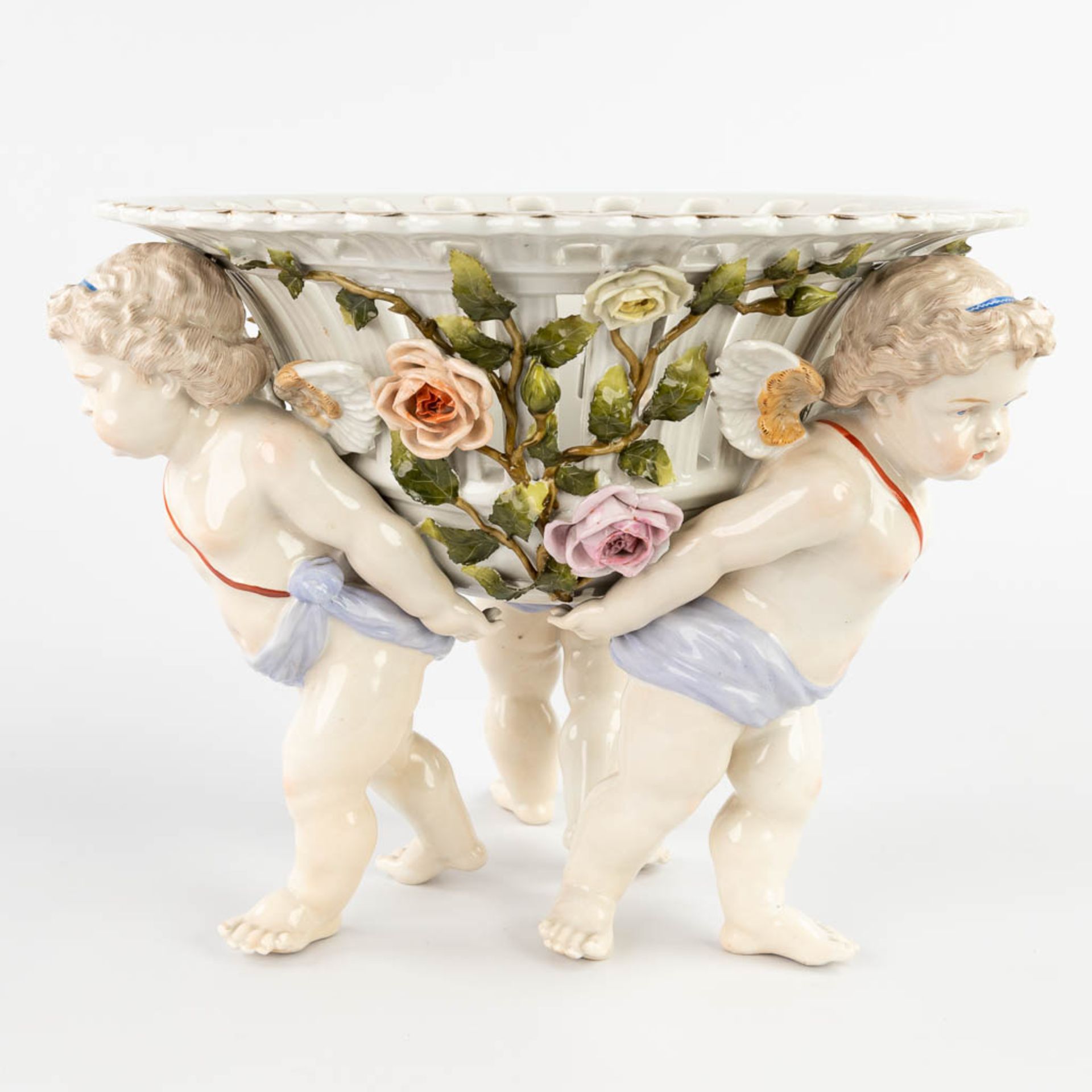 Sitzendorf is a porcelain table centrepiece in the shape of a basket held by putti. 19th C. (H:25 x - Image 7 of 12