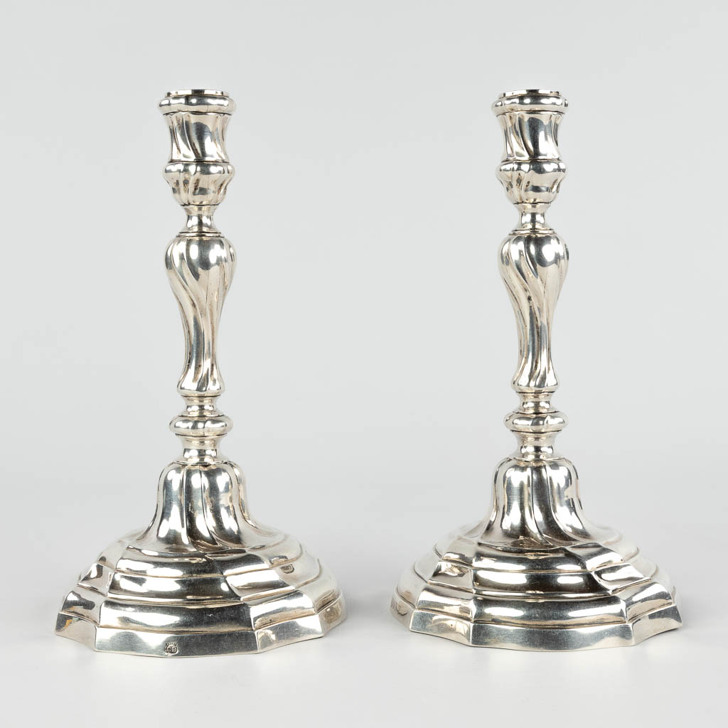 A pair of silver candlesticks / Candle holders, Carolus Benninck, Bruges, 18th C. 582g. (H:23 x D:13 - Image 5 of 11