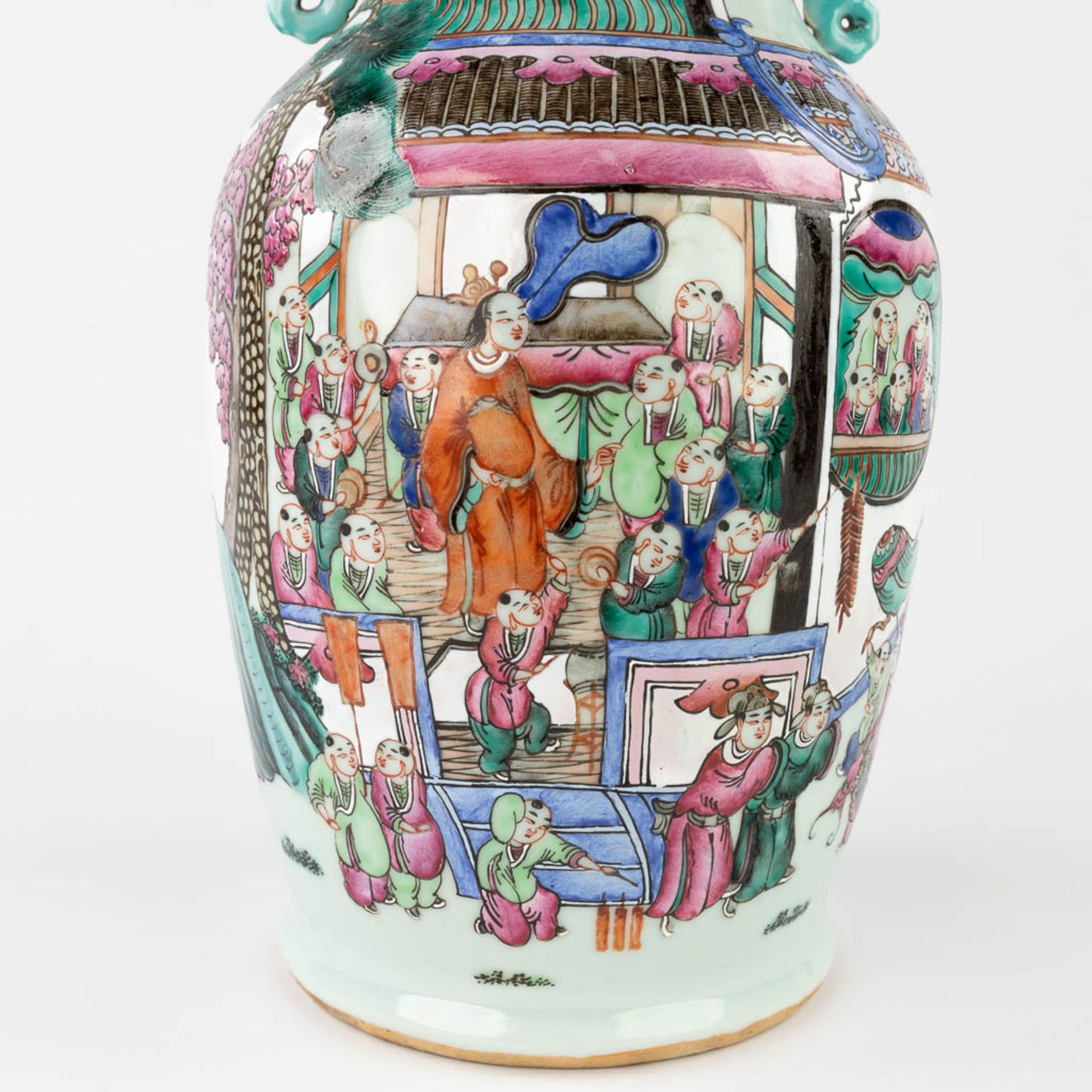 A Chinese Famille Rose '100 Boys' vase. 19th C. (H:44 x D:23 cm) - Image 10 of 13