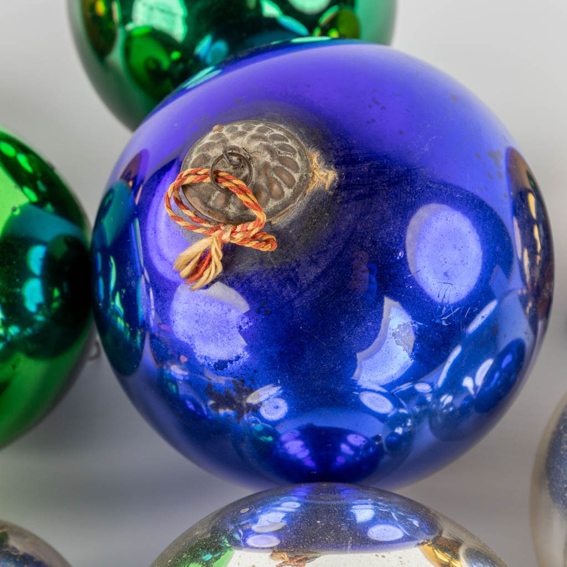 13 'Heksenbollen' or antique coloured glass 'Christmas Ornaments'. Circa 1900. (D:12,5 cm) - Image 5 of 8