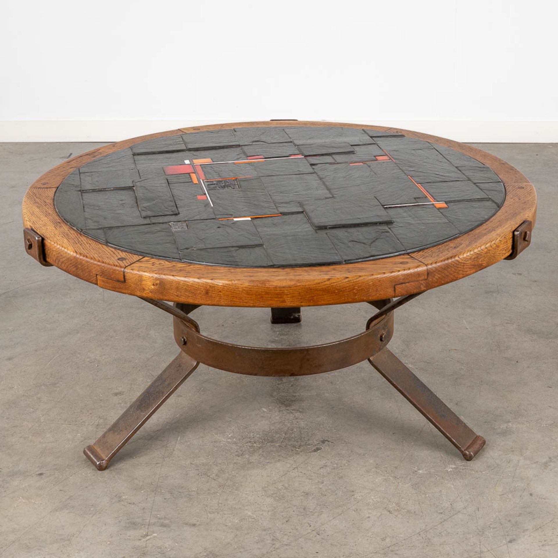 A mid-century tile, wood and metal coffee table. Circa 1960. (H:43 x D:87 cm) - Bild 4 aus 12