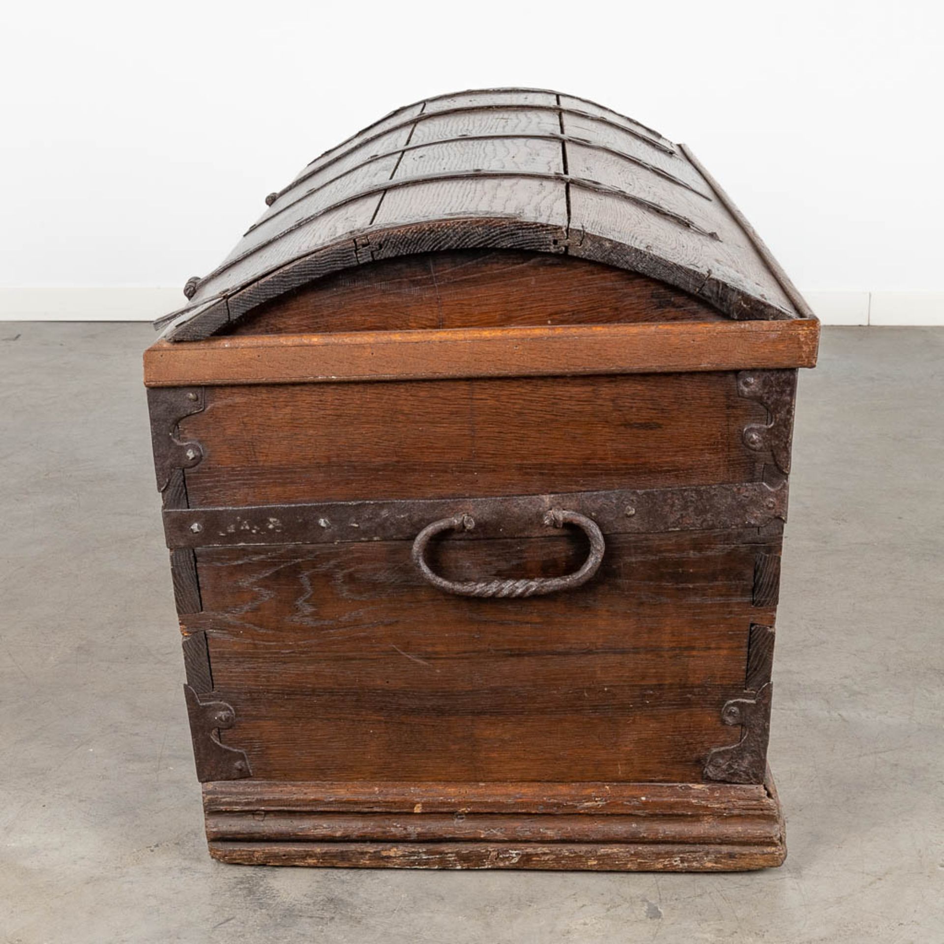 An antique chest, oak finished with wrought iron. 18th C. (L:58 x W:135 x H:58 cm) - Bild 7 aus 17