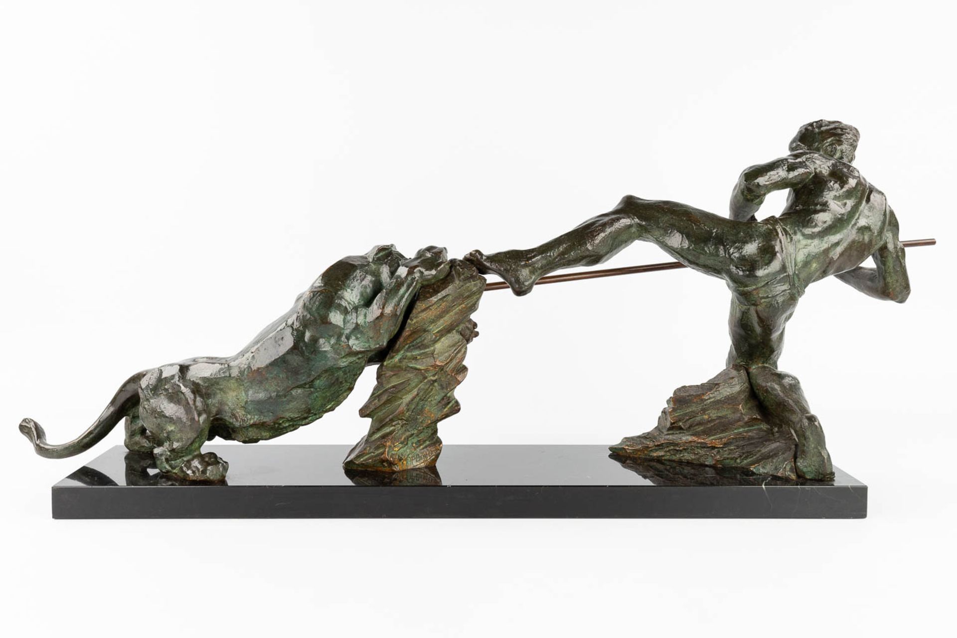 P. BERJEAN (XX) Fighting a lion, patinated bronze, marble. (L:29 x W:100 x H:37 cm) - Bild 5 aus 11