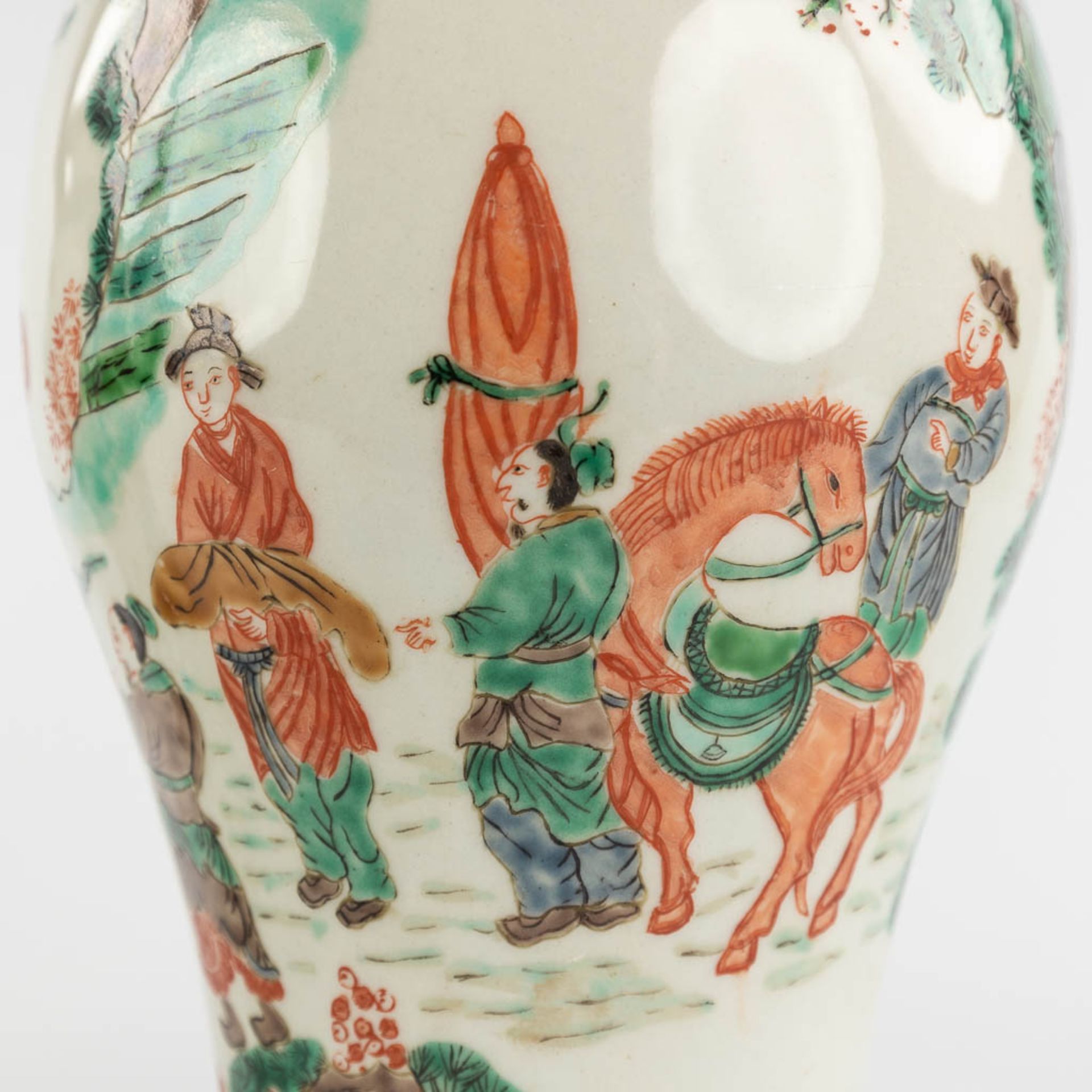 A pair of Chinese Famille Verte with farmers and symbols of happiness. 19th/20th C. (H:29 x D:13 cm) - Image 10 of 14