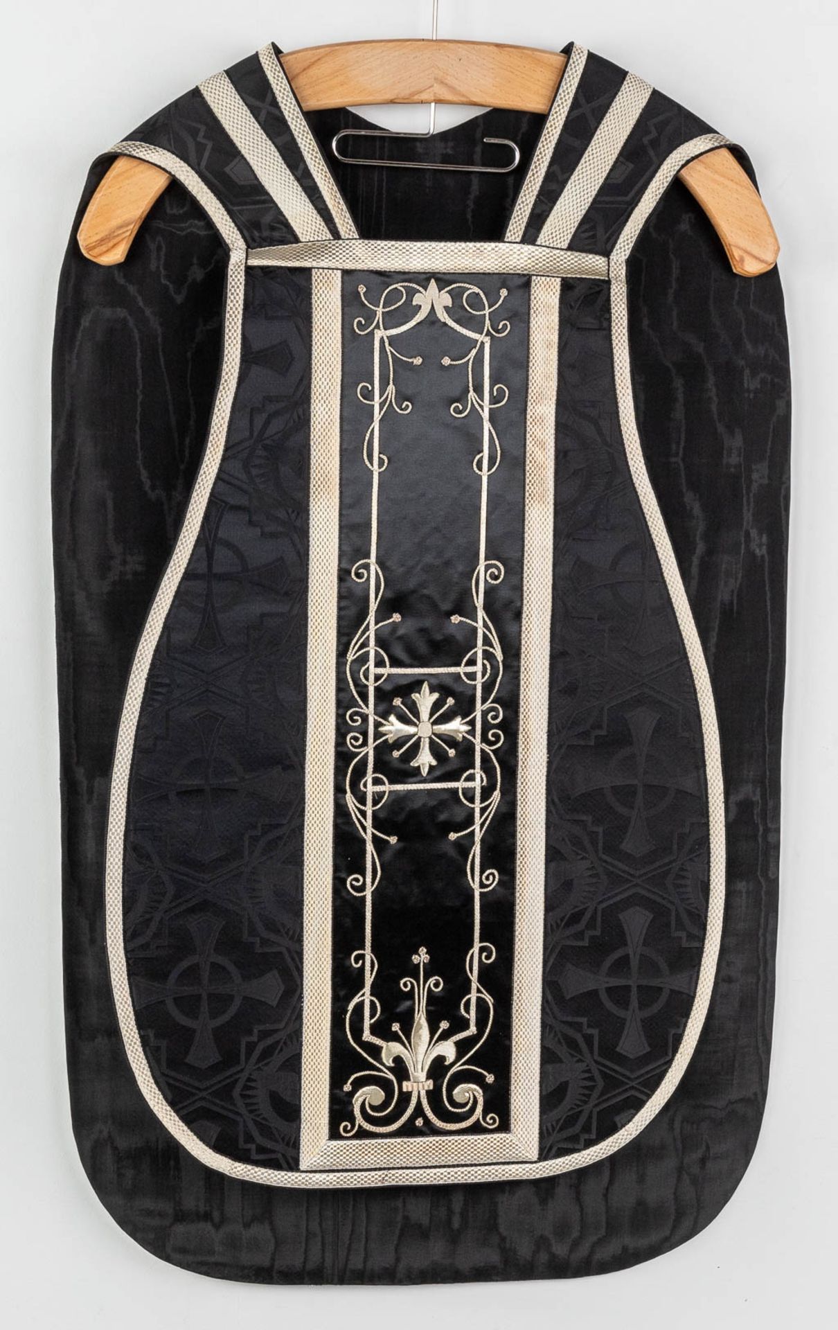 A set of Black Lithurgical Robes, Roman Chasubles, Stola, Manisple and Chalice Veils. - Bild 10 aus 22