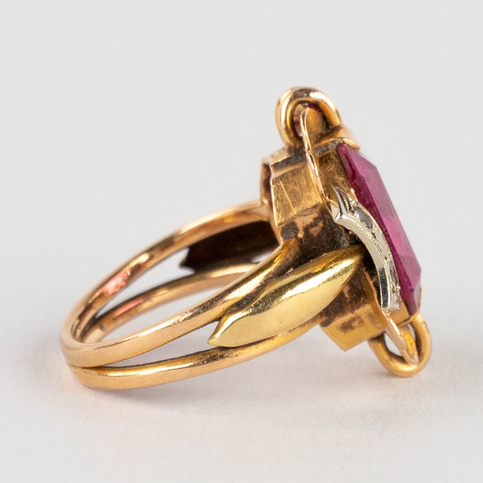 A yellow gold ring with a cut light purple stone/glass. 6,87g. Ring size: 52. - Image 7 of 9