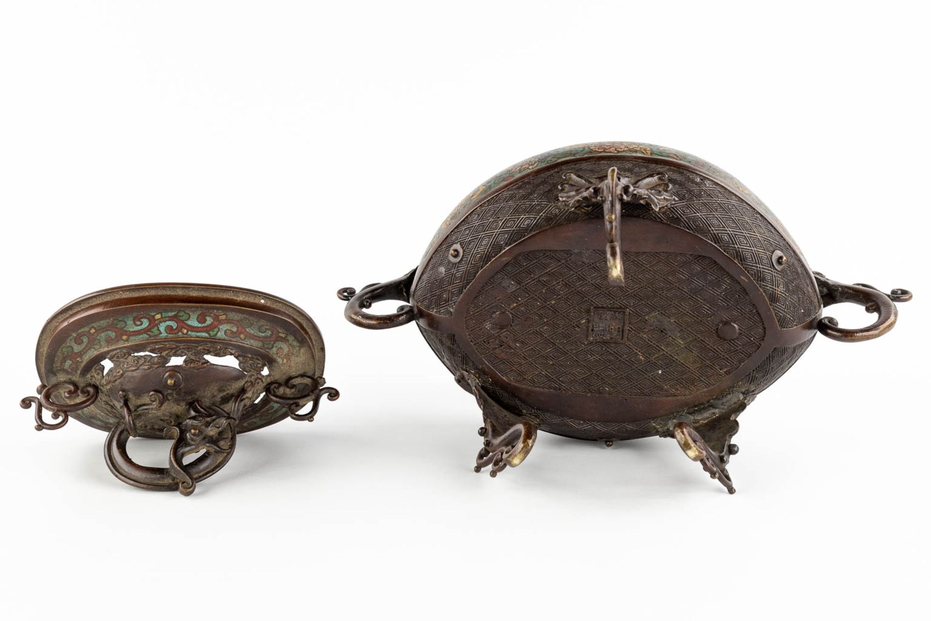 A Japanese incense burner, bronze with champslevé decor. 19th C. (L:19 x W:33 x H:27 cm) - Image 15 of 16