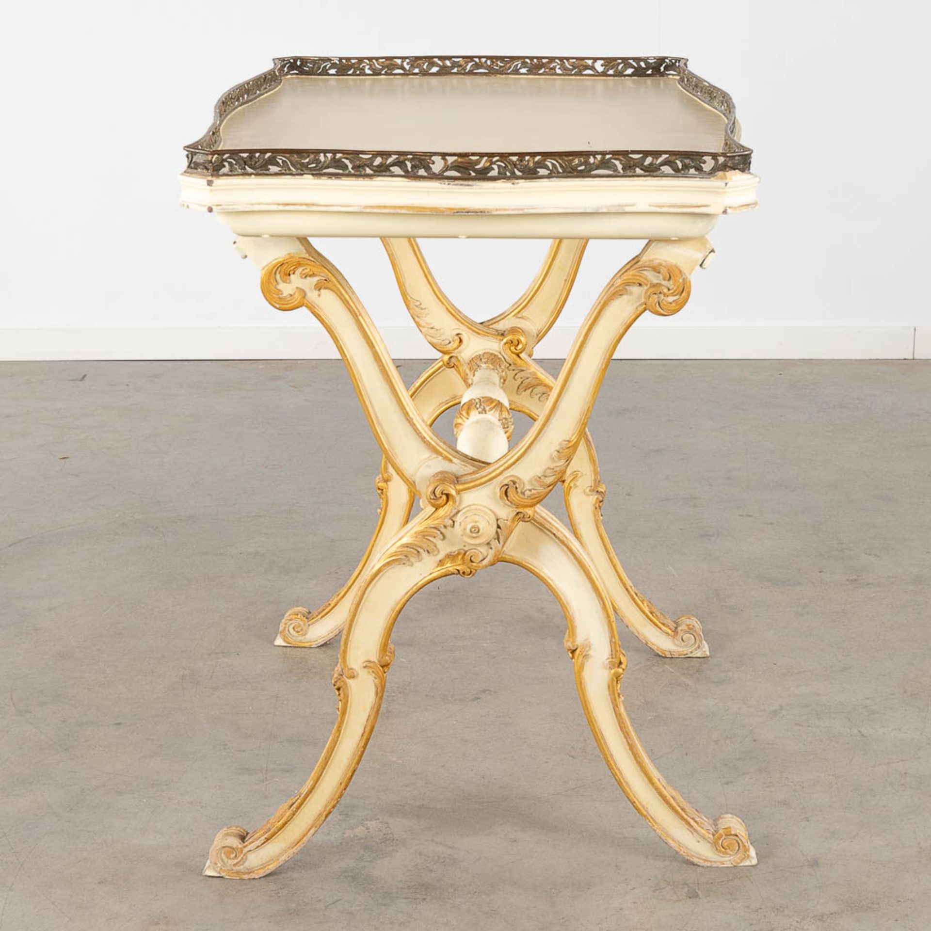 A serving table with bronze gallery, Italian style wood-sculptures. 19th C. (L:60 x W:89 x H:79 cm) - Bild 6 aus 14
