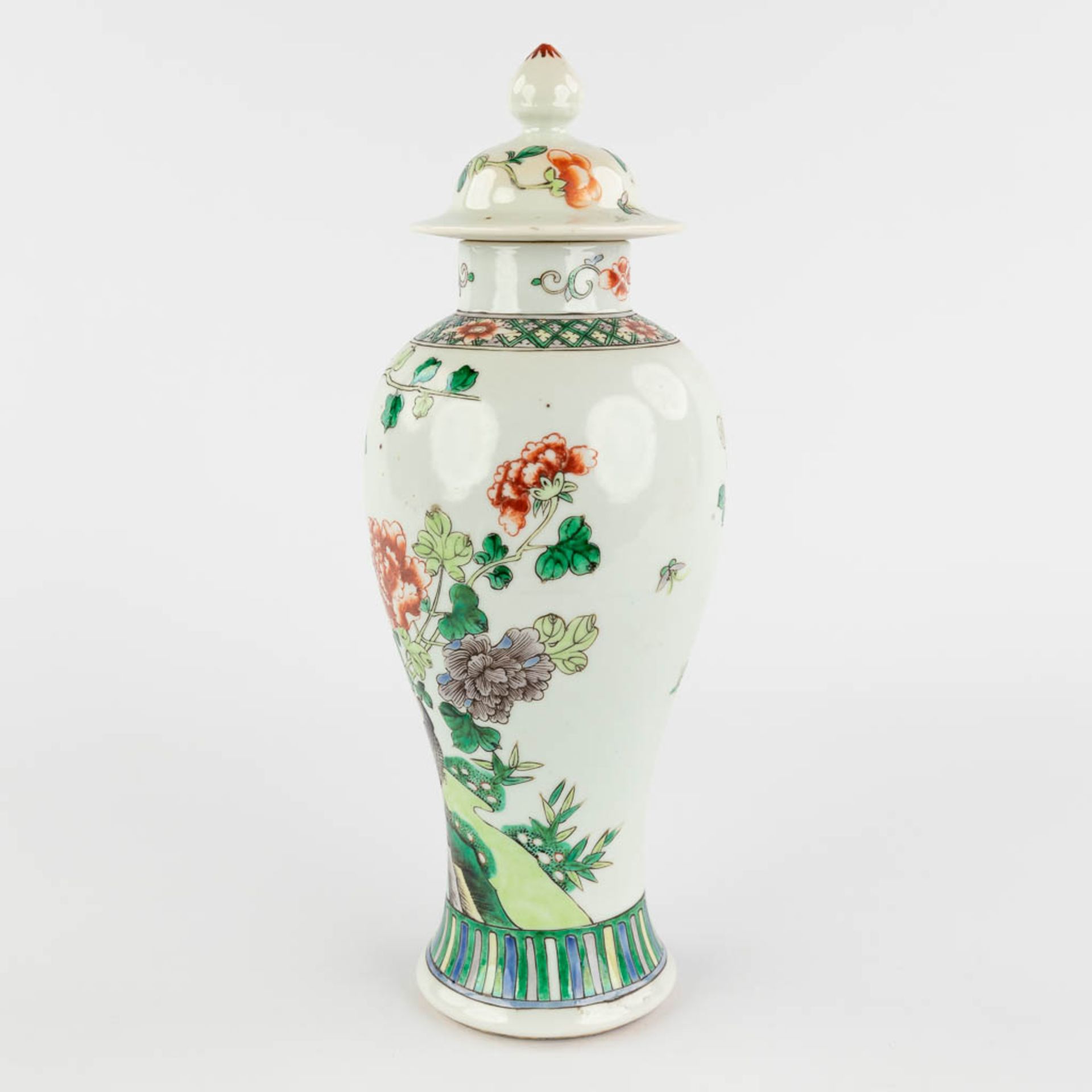 Five pieces of Chinese porcelain and stoneware, Prunus, Famille Verte, and Nanking. 20th C. (H:28 x - Image 6 of 32