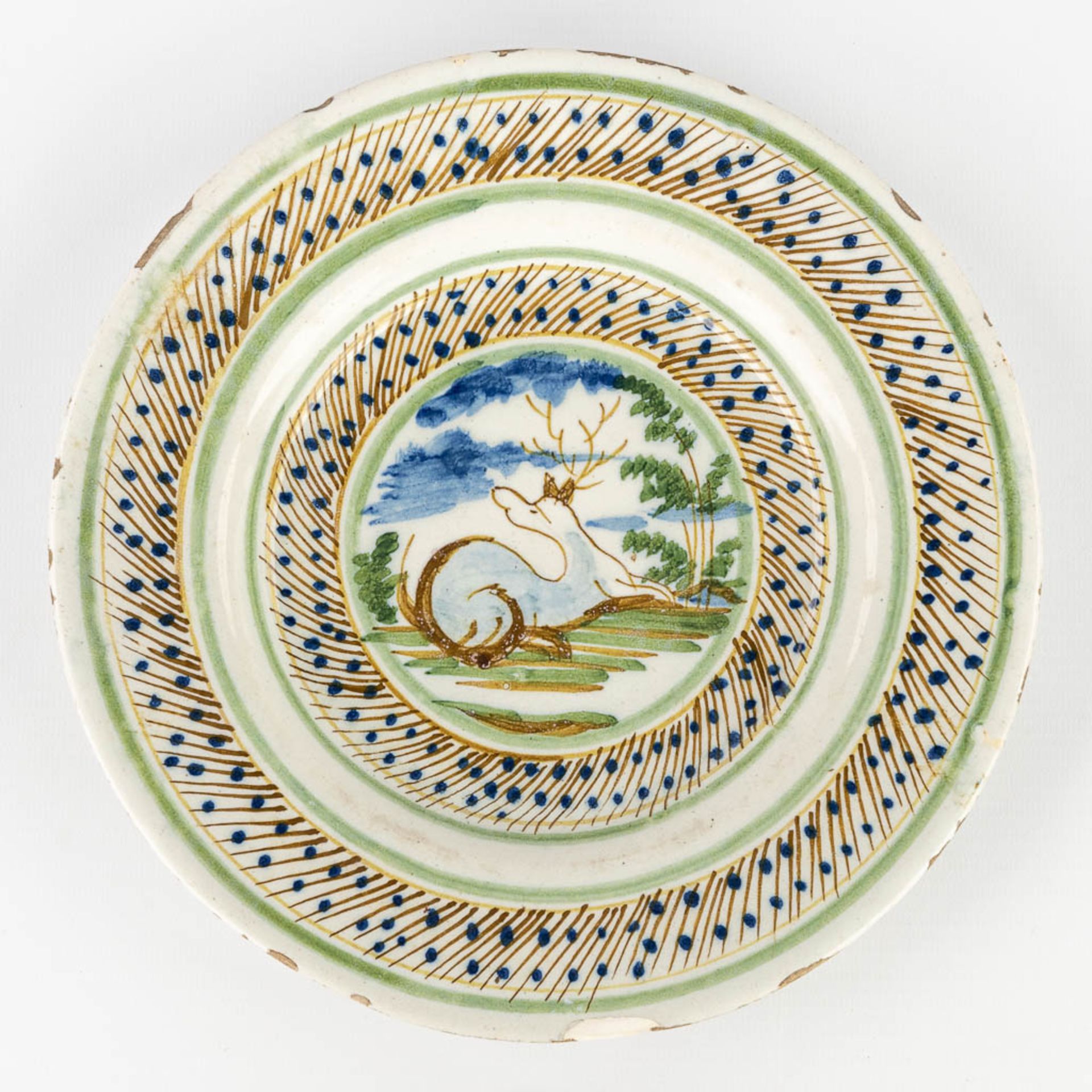 Three pieces of Delfts Faience, two plates with deer and a strainer. 18th C. (D:23 cm) - Image 14 of 18