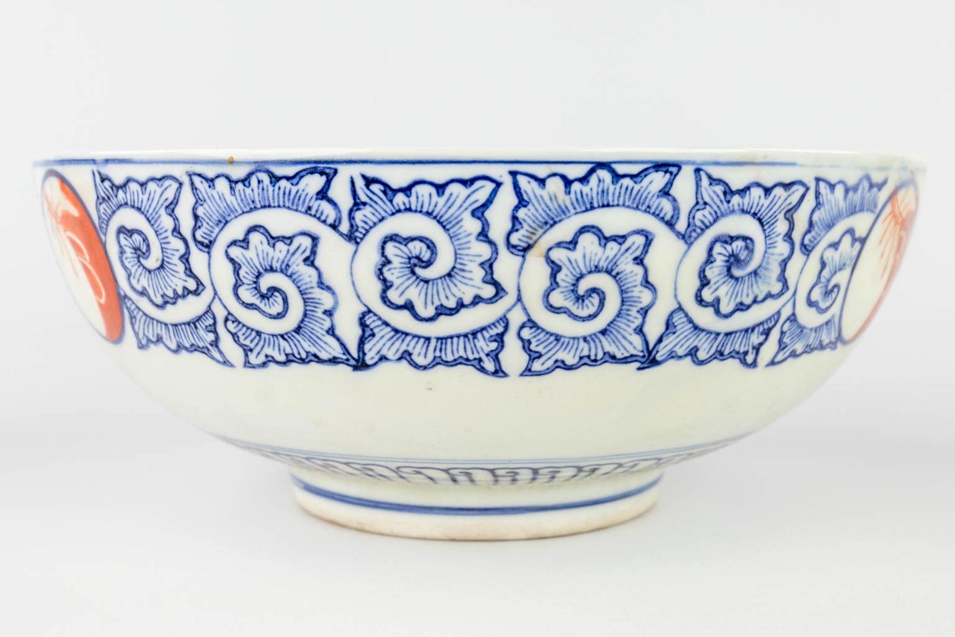 Eight pieces of Japanese Imari porcelain. 19th/20th C. (H:6,5 x D:47 cm) - Image 13 of 15