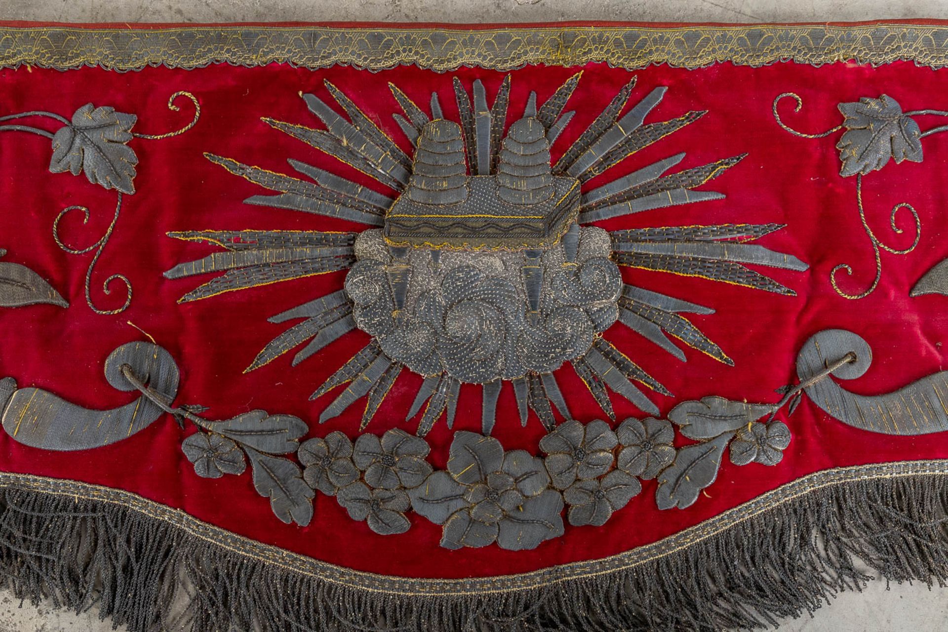 4 embroidered altar pieces, a Roman Chasuble and Chalice Veil, thick gold and silver thread embroide - Image 7 of 14