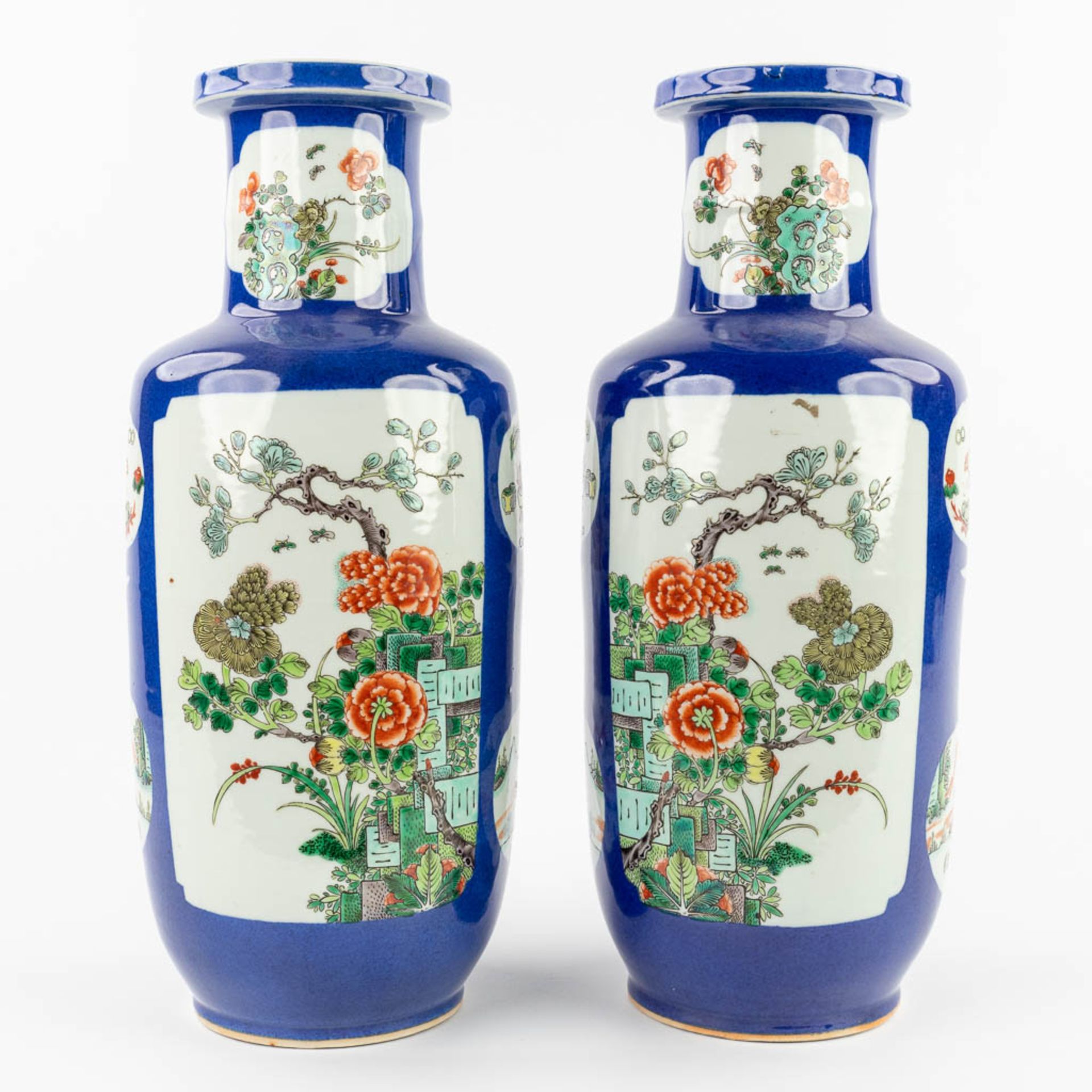 A pair of Chinese vases, decorated with fauna and flora. 20th C. (H:45 x D:18 cm) - Image 4 of 13