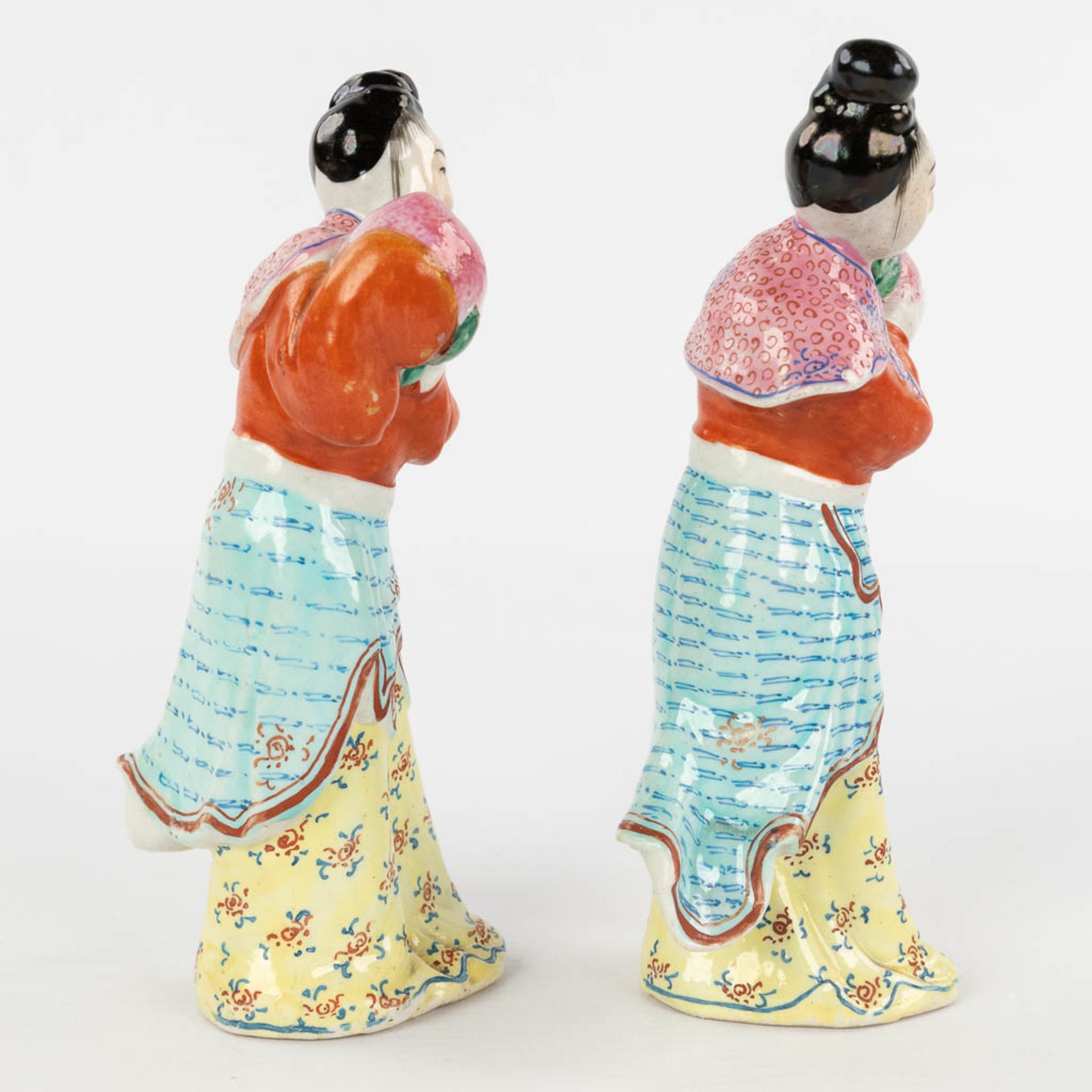 A collection of 6 Chinese figurines, 3 pairs, Famille Rose Porcelain. Republic period. 20th C. (L:7 - Image 4 of 17