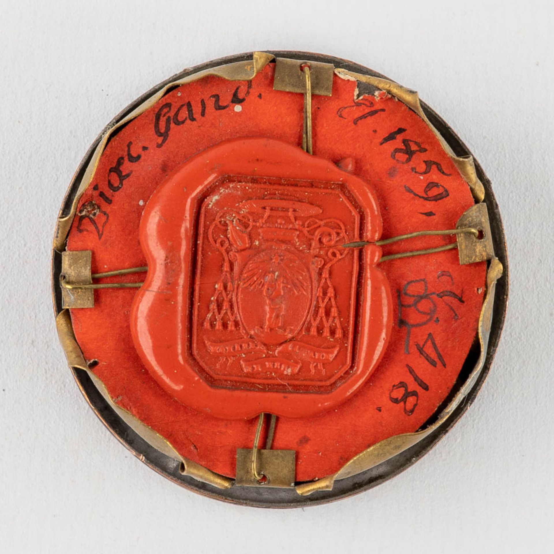 A sealed Theca with relic: Ex ossibus sanctae Severae Martyris (H:1,33 x D:4,25 cm) - Image 6 of 6