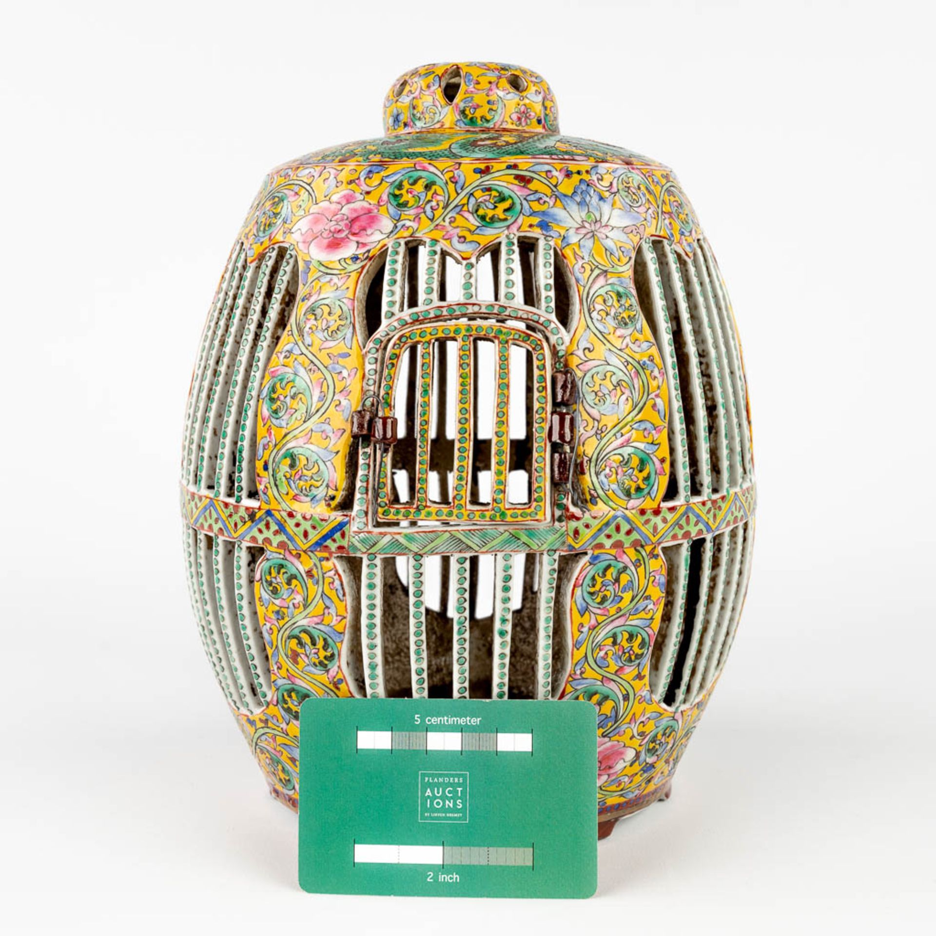 A Chinese porcelain 'Bird Cage', Famille Rose, Qianlong Mark. 20th C. (H:25 x D:19 cm) - Image 2 of 12