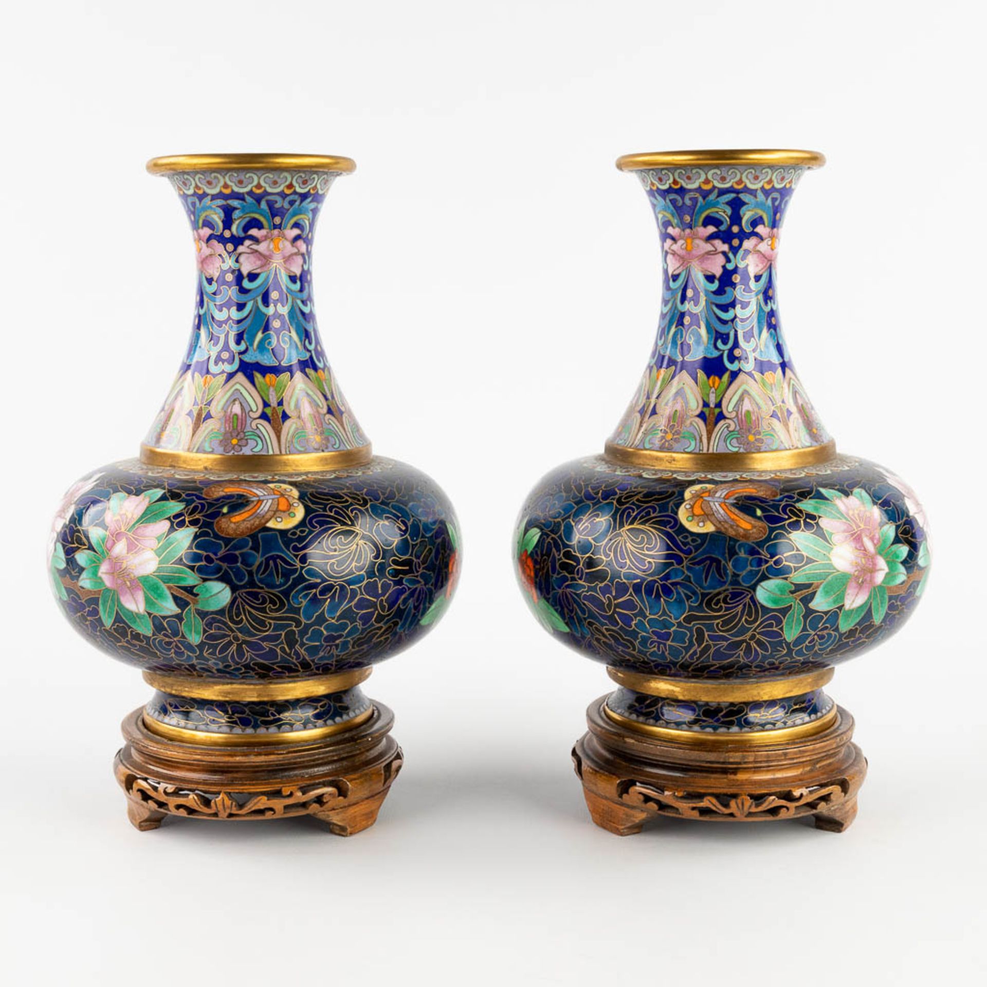 A pair of vases with a flower decor, cloisonné decor. 20th C. (W:18 x H:26 cm) - Bild 5 aus 13