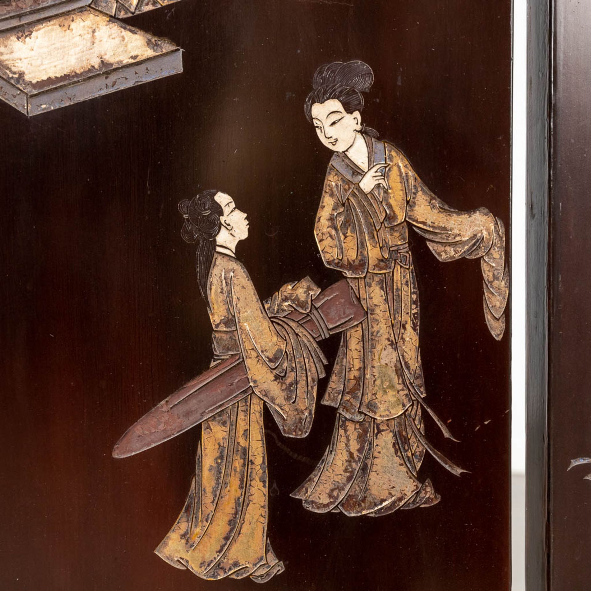 A room divider, screen with Chinoiserie decors, Fauna, Flora and playing children. Circa 1900. (W:10 - Image 3 of 17