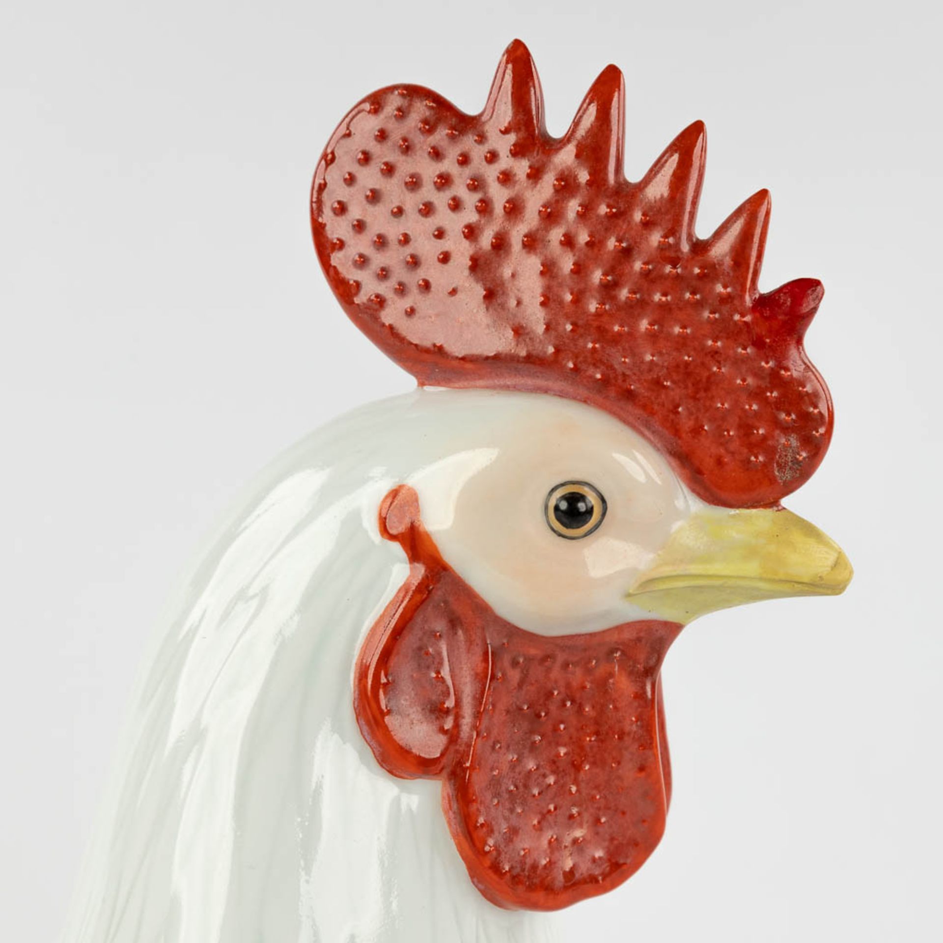 A large Chinese porcelain rooster, Republic Period, 20th C. (L:11,5 x W:19,5 x H:34,5 cm) - Image 3 of 12