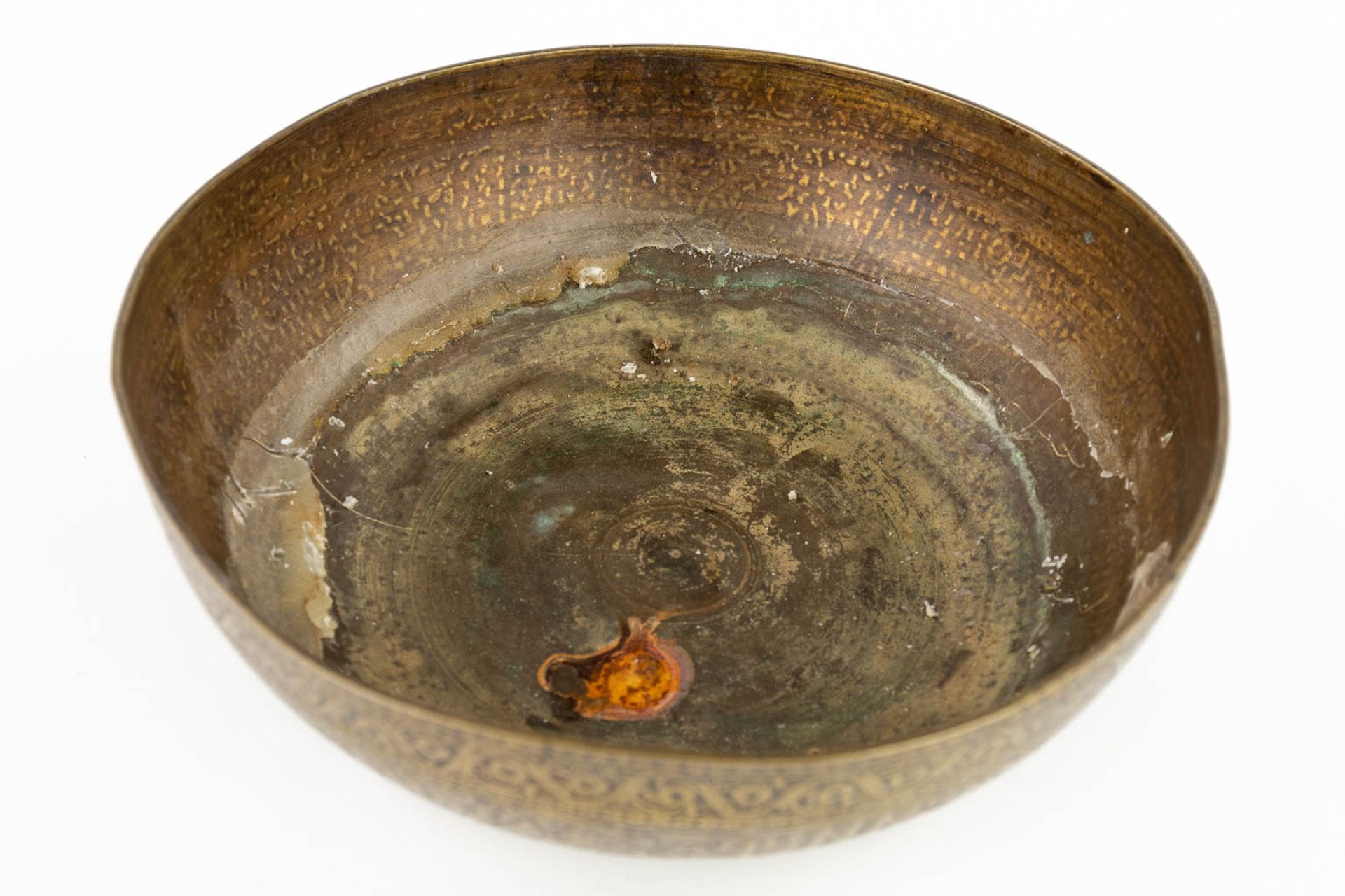 A bowl, Islamic origin, bronze. (H:8 x D:23 cm) - Bild 9 aus 13