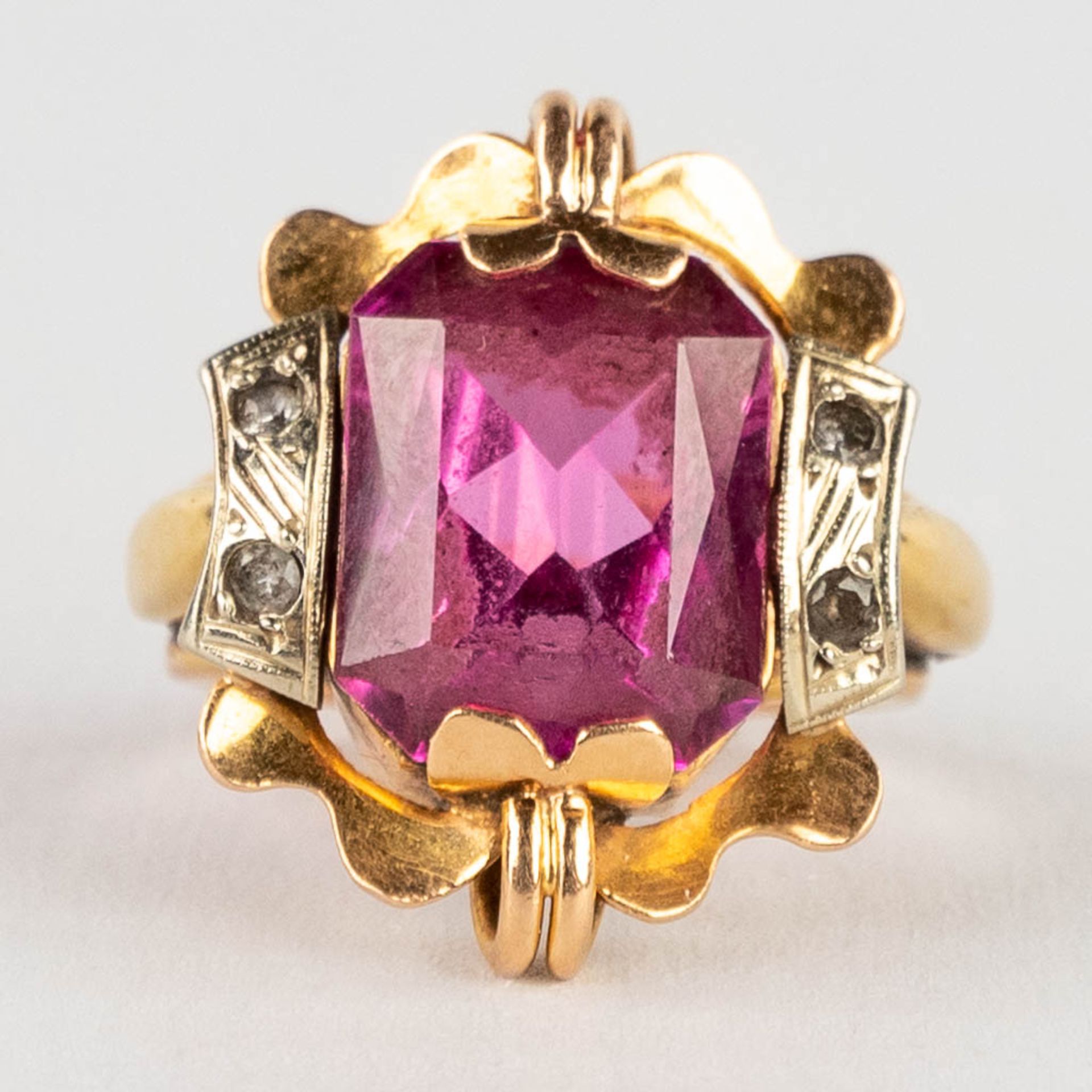 A yellow gold ring with a cut light purple stone/glass. 6,87g. Ring size: 52.