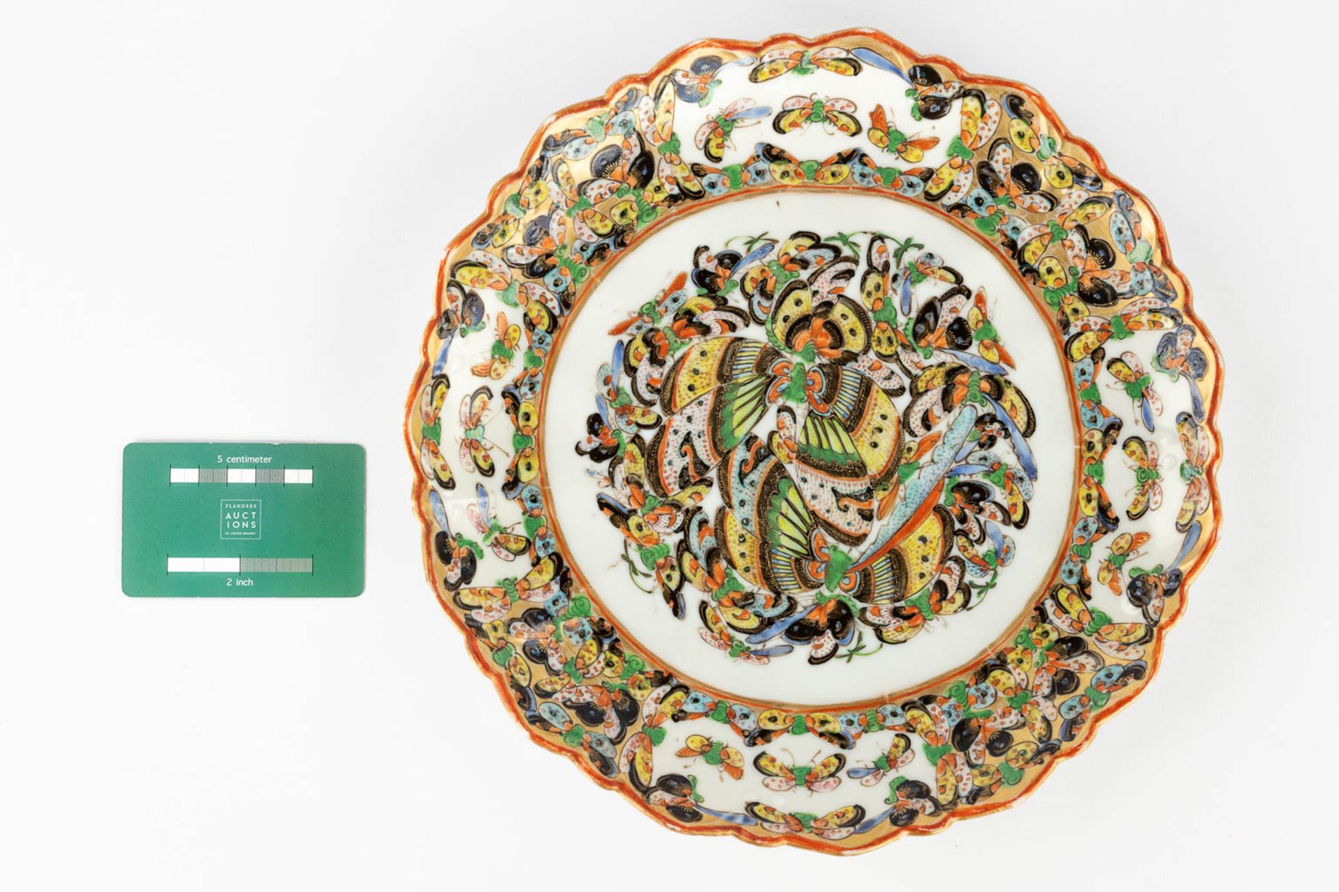 A Chinese plate '1000 butterflies', 19th C. (H:4 x D:28 cm) - Image 2 of 7