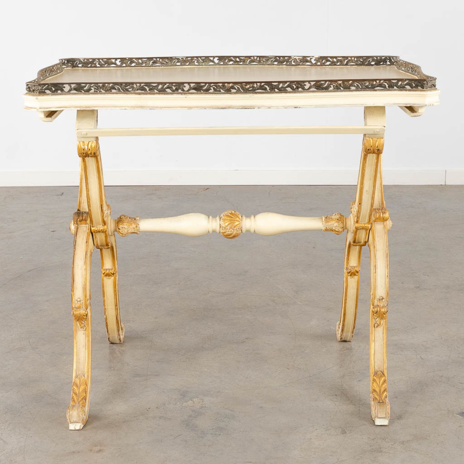 A serving table with bronze gallery, Italian style wood-sculptures. 19th C. (L:60 x W:89 x H:79 cm) - Bild 5 aus 14