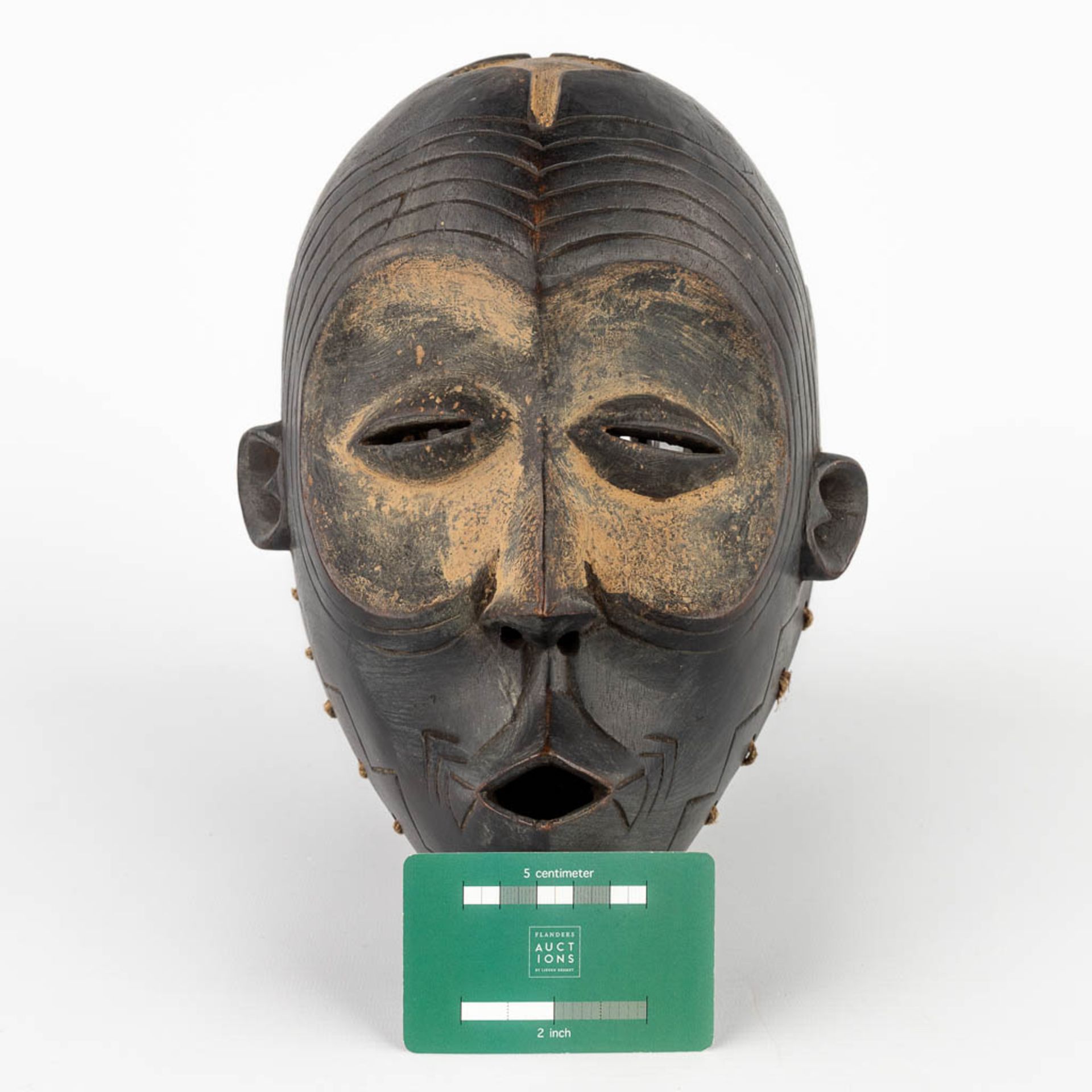 An African mask, Bakongo. 20th C. (L:16 x W:21 x H:30 cm) - Bild 2 aus 9