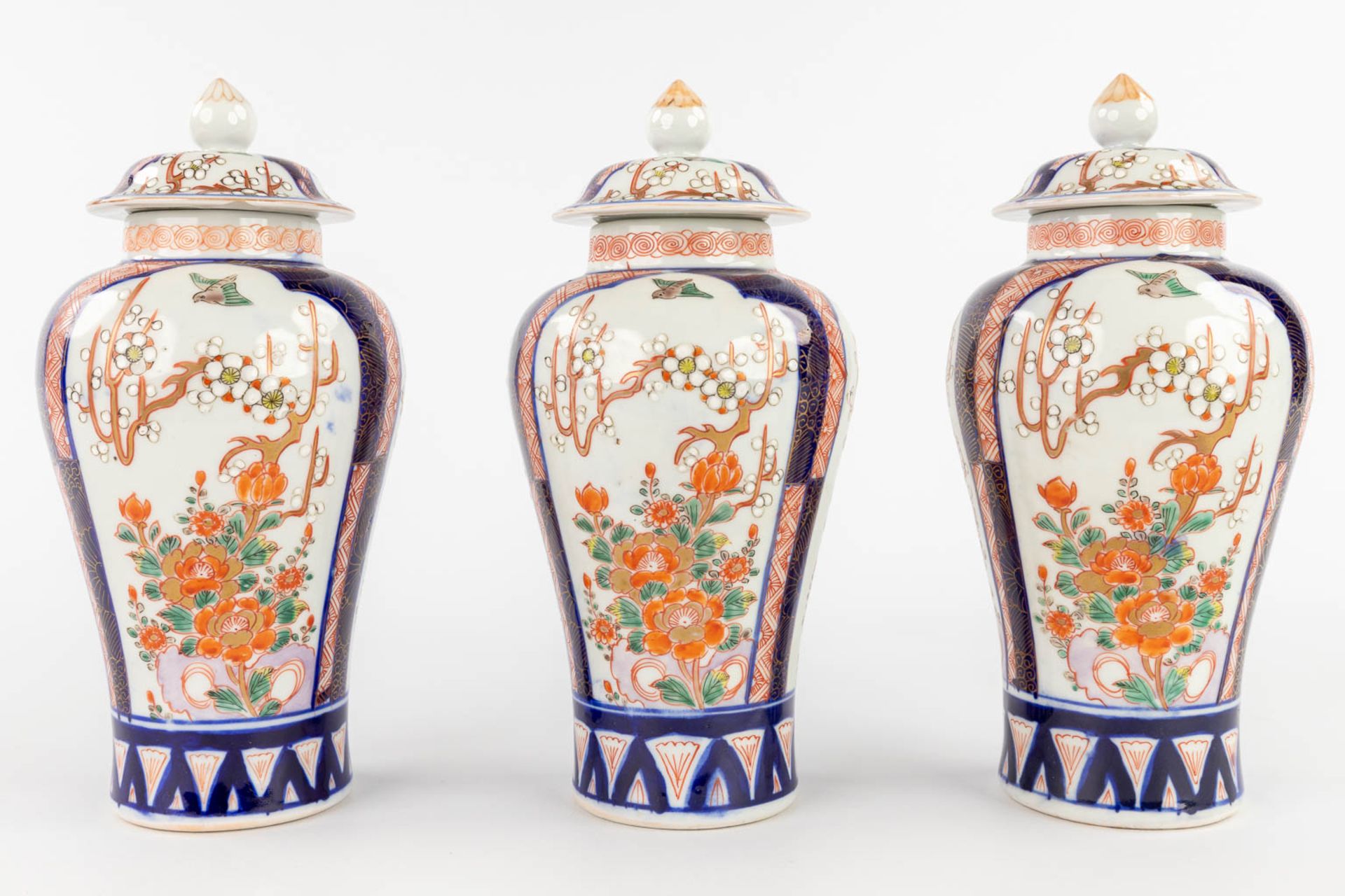 A 5-piece 'Kaststel', Japanese Imari porcelain. (H:22 x D:11 cm) - Image 3 of 21