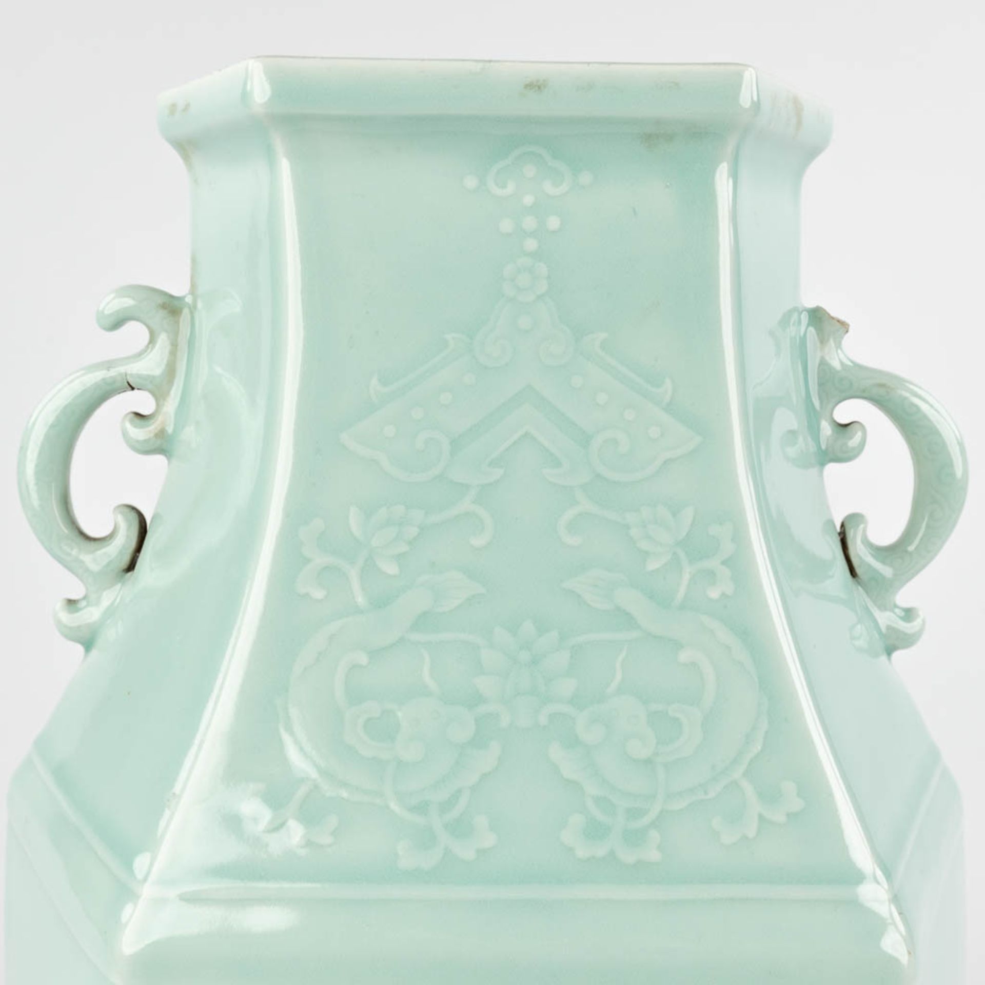 An antique Chinese celadon vase, Hexagonal, Qianlong mark and period. 18th C. (L:20 x W:26 x H:47 cm - Image 12 of 15