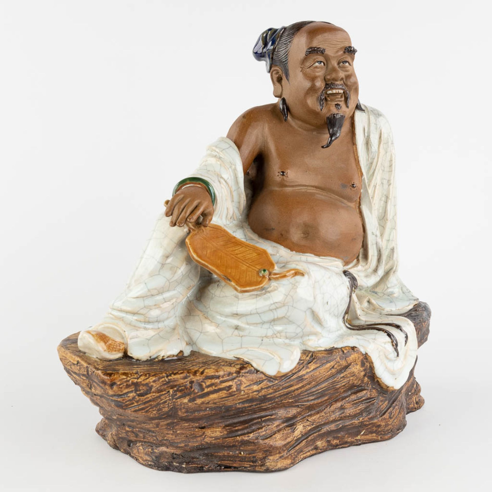 A Japanese wise man, glazed terracotta. 20th C. (L:19 x W:31 x H:31 cm) - Bild 3 aus 11